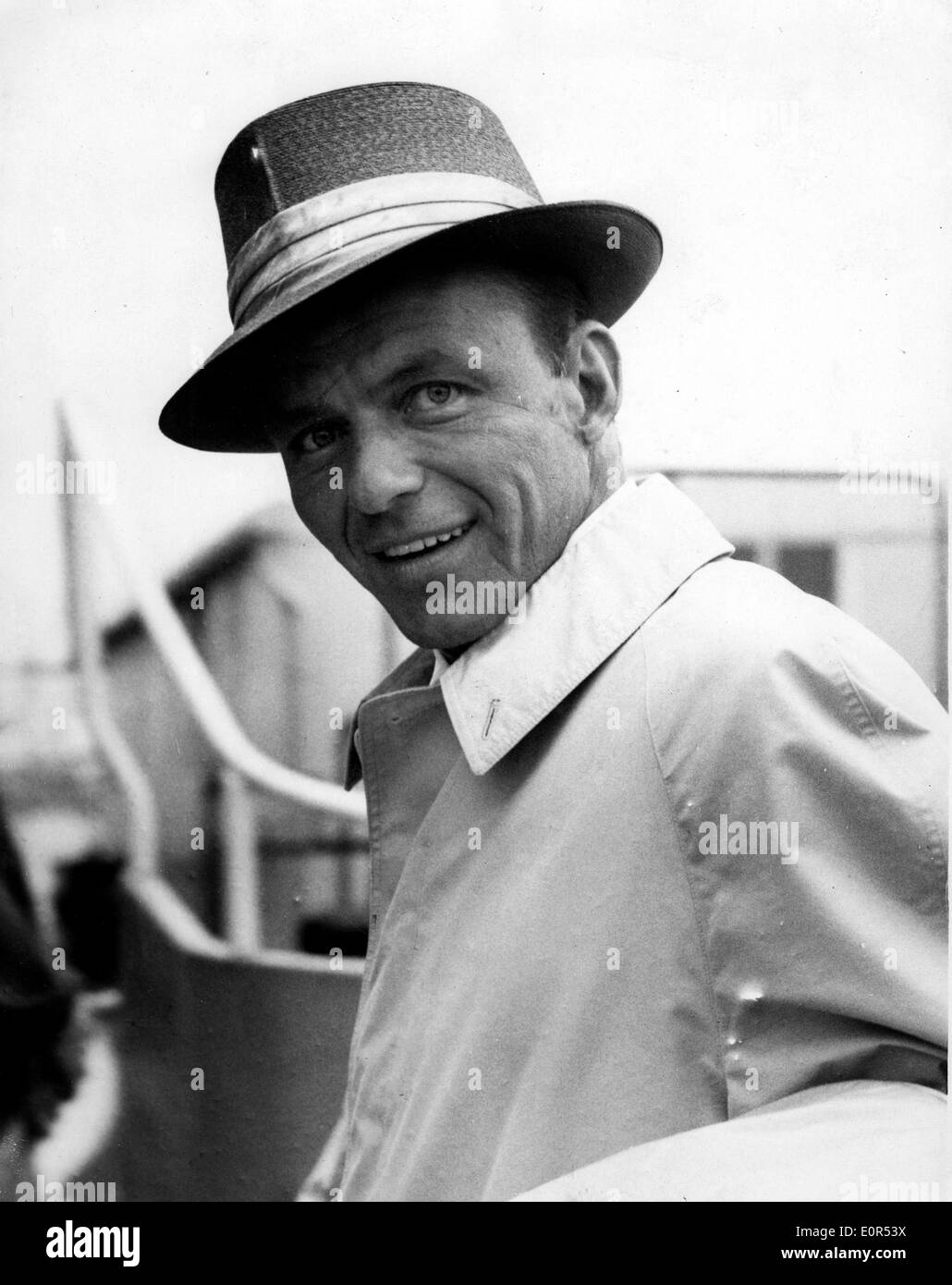 Close-up di Frank Sinatra come egli arriva all'Aeroporto di Londra Heathrow Foto Stock