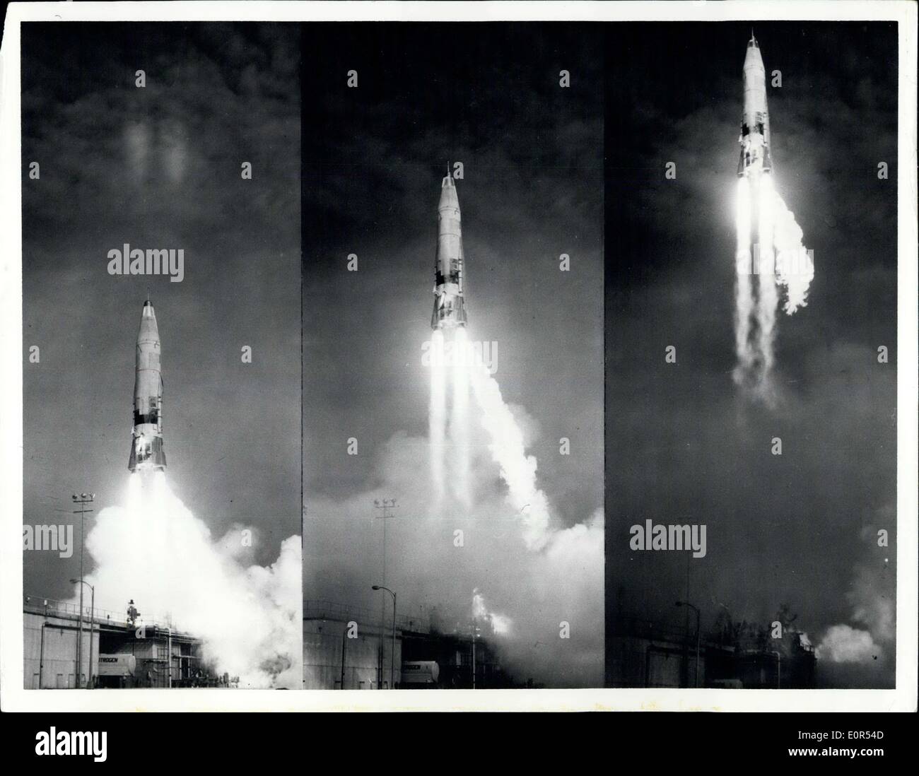 Febbraio 08, 1958 - Per il rilascio a 6 P.M EST Sabato, Feb, 8 1958. Atlas razzi nel cielo della Florida -- Queste foto di sequenza, prima Foto Stock