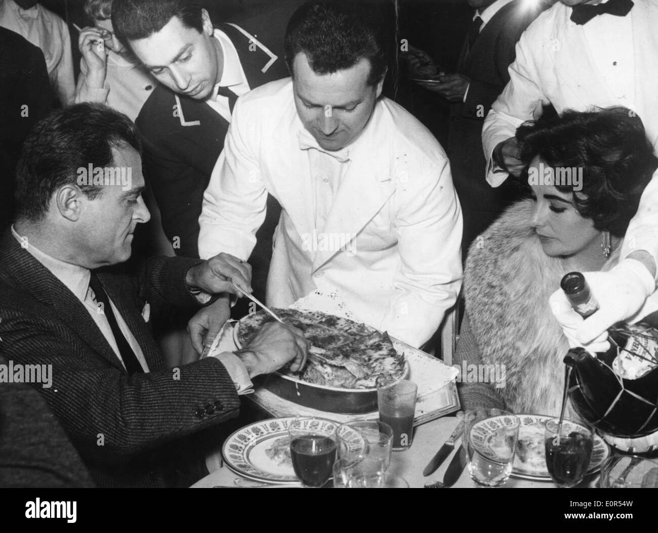 Febbraio 10, 1958 - Roma, Italia - Academy Award winning film leggenda ELIZABETH "" Liz Taylor 1932-2011 dines con suo marito, produ Foto Stock