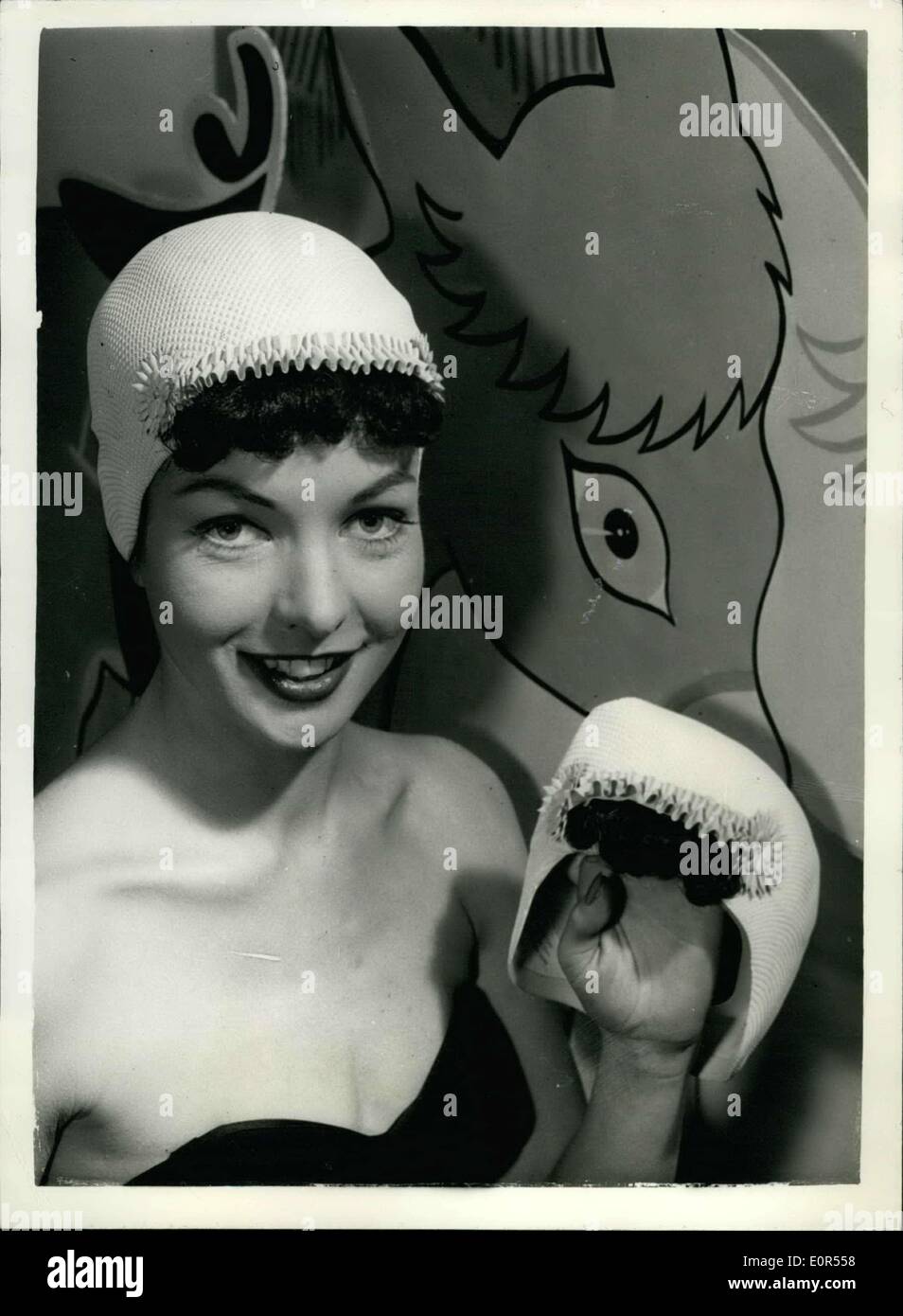 Febbraio 12, 1958 - cappucci di balneazione In mostra a Londra: Mostra fotografica di Fay Brooke visualizza "bang" - un cappuccio bianco rifilato in rosa con false Foto Stock