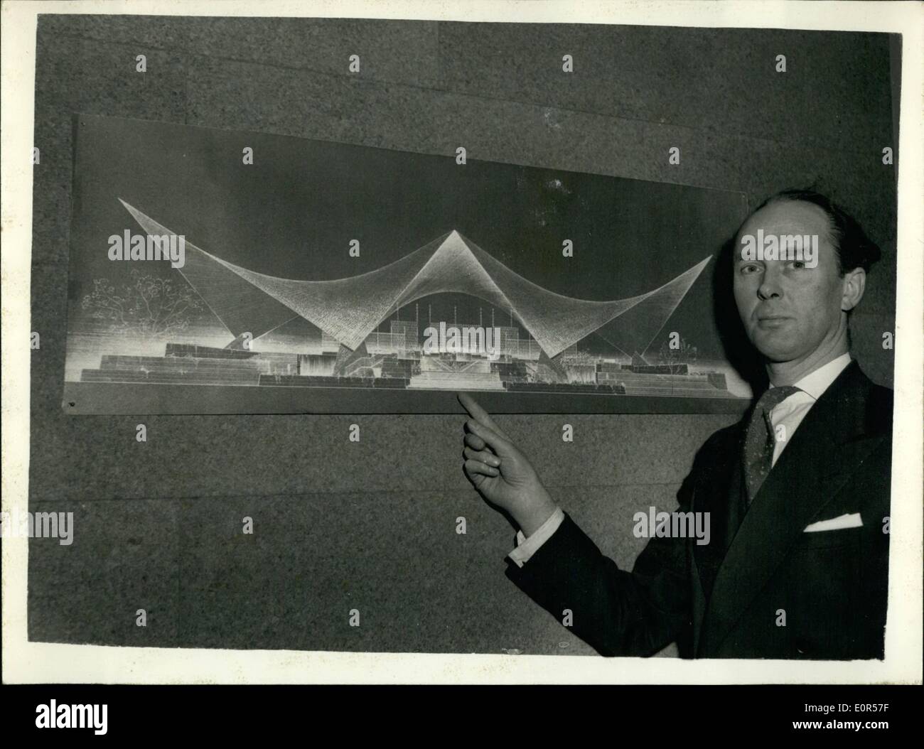 Mar 03, 1958 - il pluripremiato design architettonico.: un London Studio di architetti, raglan scudiero e partner, ha ottenuto un premio di 1.850 e 427,000 un contratto per la costruzione di un monumento commemorativo a Karachi il sig. Jinnah. Il fondatore del Pakistan, in una competizione contro 60 concorrenti provenienti da 17 paesi. Il design è il lavoro su un'impresa personale designer, il sig. Robert B. Roberts. La foto mostra il sig. Robert B. Roberts visto con il suo design accattivante, oggi a Londra. Foto Stock