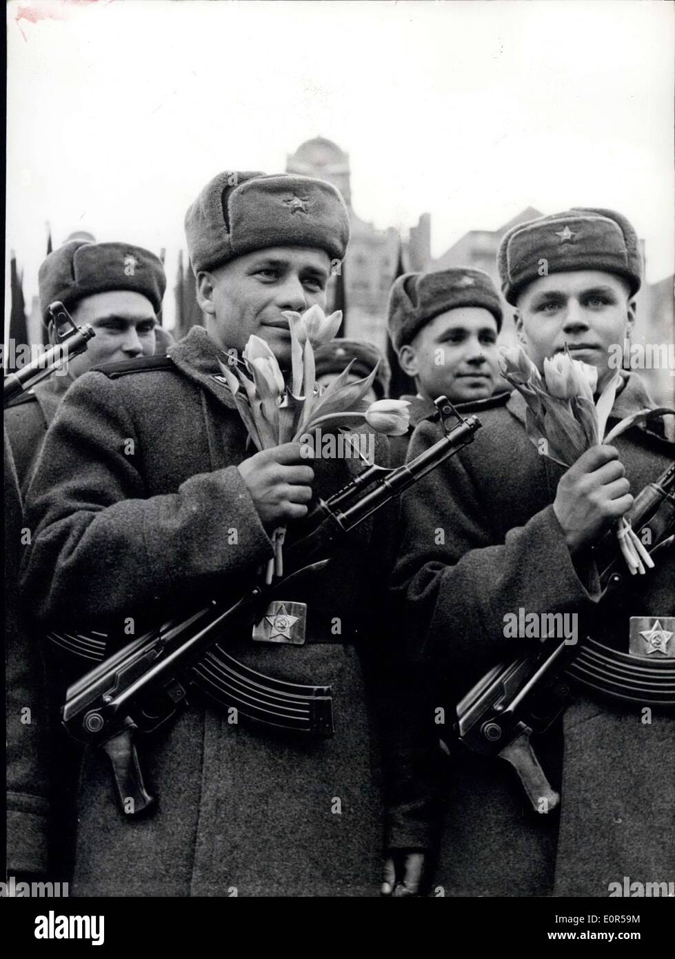 Mar 18, 1958 - i soldati sovietici di lasciare la Germania Orientale: un nuovo gruppo di tutti insieme 41000 soldati sovietici ad essere scaricato dal servizio militare, a marzo 18th, 1958 sono stati licenziati a Rostock. La foto mostra: Fiori di addio per i soldati sovietici. Foto Stock