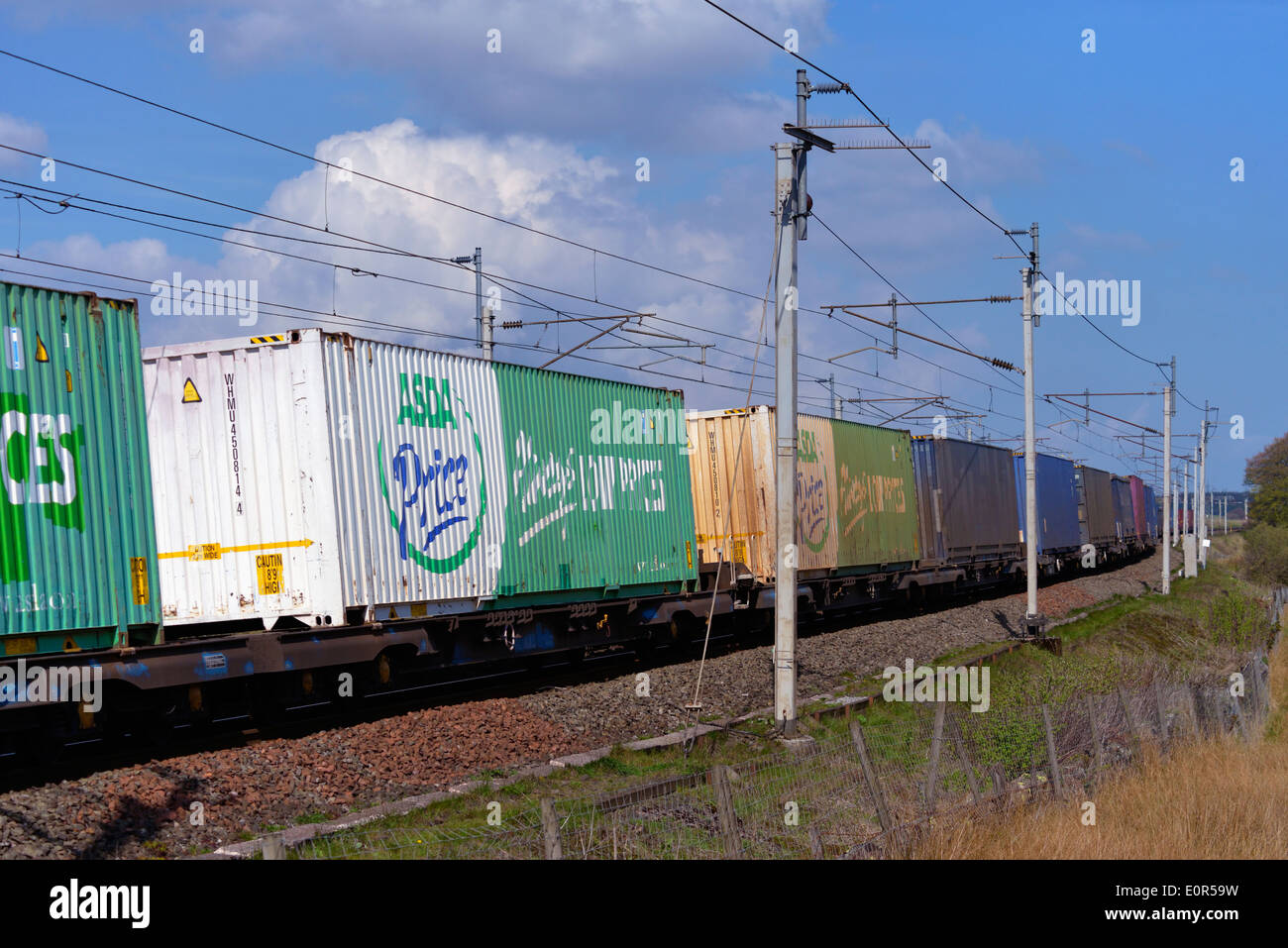 Contenitore ferroviarie carri presso la velocità. La Scout verde, Cumbria, England, Regno Unito, Europa. Foto Stock
