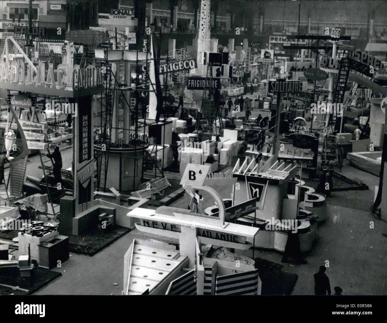 Febbraio 25, 1958 - Una mostra di nuove macchine industriali a Parigi Foto Stock