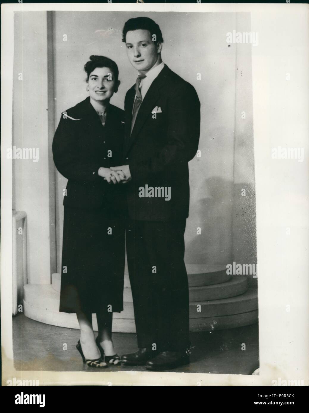 Mar 03, 1958 - All-Out caccia per Pay-Role assassini ... I morti ma e sua moglie: Polizia in tutta Londra e le contee di casa - sono ora impegnati in una caccia per gli assassini di ventitré anni di Fred Lee - che è stato ucciso da uomo che ha messo in scena una hold-up all'interno del Hebe Sport Ltd. fabbrica in City Road, Islington ieri. Lee è stato girato quando i banditi hanno fatto la loro via di fuga - con solo circa &pound;120 di &pound;3.000 - &pound;4.000 che i predatori erano dopo.. Fred solo Lee ha sposato la sua cipriota moglie nato un anno fa - e secondo gli amici egli idolised suo Foto Stock