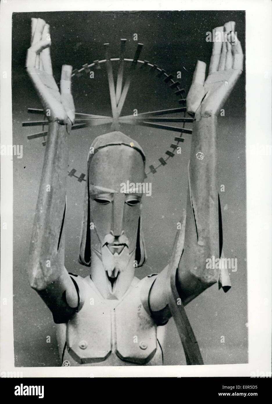 Mar 03, 1958 - il Cristo - In alluminio sorge sopra mostra di Bruxelles Keystone Mostra fotografica di:- Vista del Cristo in alluminio - che viene collocato in posizione in corrispondenza del padiglione del Vaticano a Bruxelles mostra internazionale. La statua - che raffigura la risurrezione è da 58-year-old Czech nato scultore Arthur Fleischmann, che ha vissuto a Londra per dieci anni. È il pezzo centrale di un murale che copre 1.000 piedi quadrati. Il resto del murale è in perspex. Foto Stock