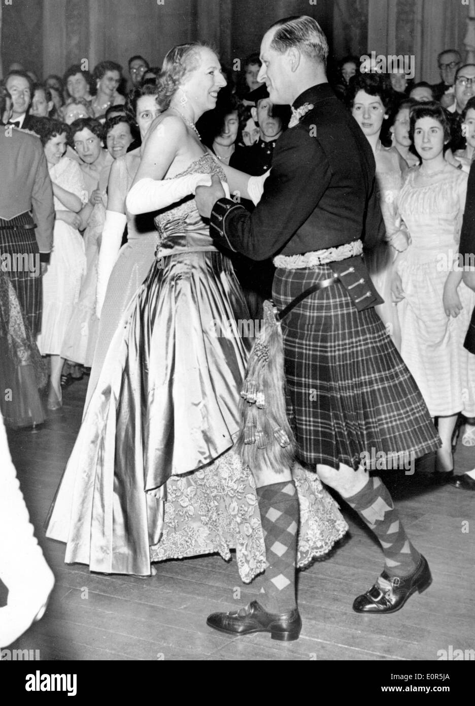 Il principe Filippo danze con Lady barbiere in una sfera Foto Stock