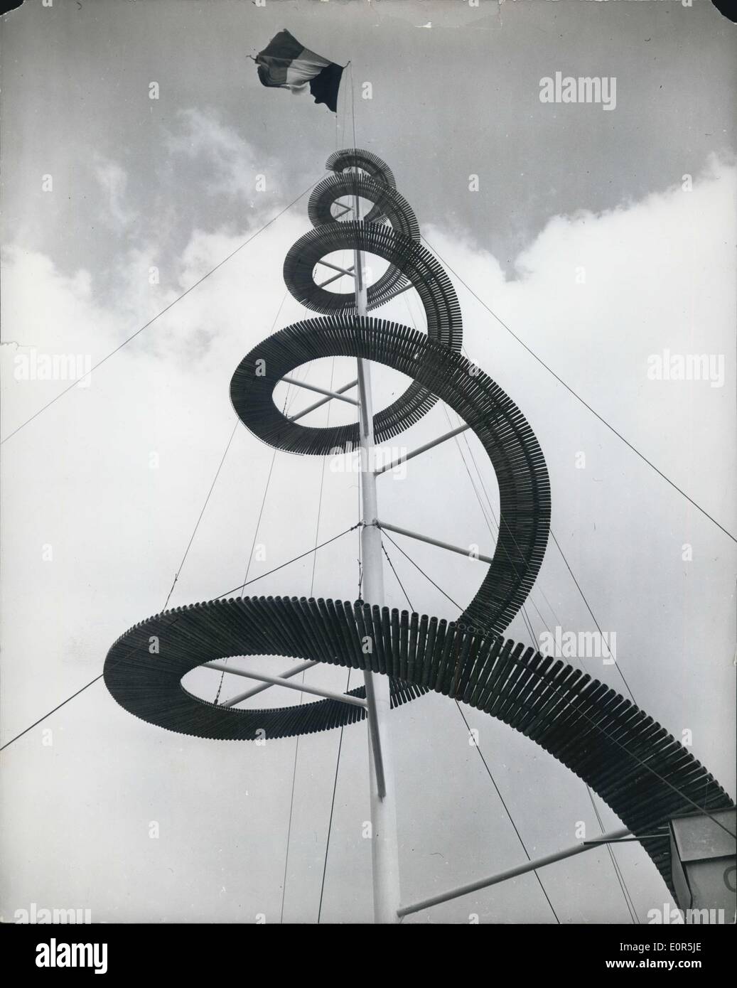 Mar 25, 1958 - Preparazione per Bruxelles International Exhibition. Un belga presentano: Foto mostra uno del belga presenta a Bruxelles Fiera Internazionale - è questo il montante a spirale tenendo la bandiera nazionale - e realizzati da profilati di acciaio tubolare. Foto Stock