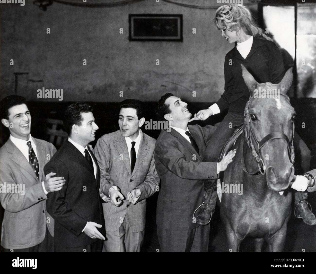 L'attrice Brigitte Bardot si prepara a sparare per un filmato Foto Stock