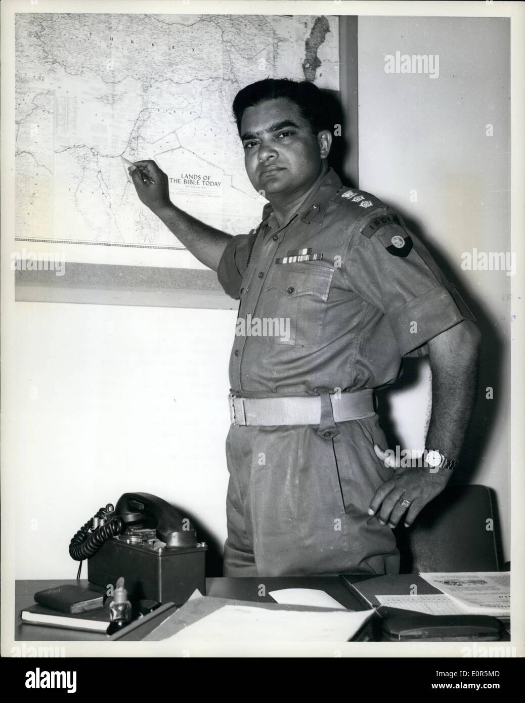 Apr. 04, 1958 - Il colonnello Inder Rikhye Jit, Nuova Unep capo del personale il colonnello Inder Rikhye Jit, dell'esercito indiano è il nuovo capo di Stato Maggiore della forza di emergenza delle Nazioni Unite (UNEF). Riuscendo Brig. Eric O. Rosengren dell'esercito svedese, il Colonnello Rikyhye ha assunto il suo nuovo incarico il 1 aprile 1968, egli continuerà inoltre come comandante dell'India Unef contingenti, un post ha tenuto dal novembre 1957. Il nuovo capo del personale, visto qui nel suo ufficio , è 37 anni un ufficiale di cavalleria e ha servito con il Bongal Lancer su India nord-ovest frontiera Foto Stock