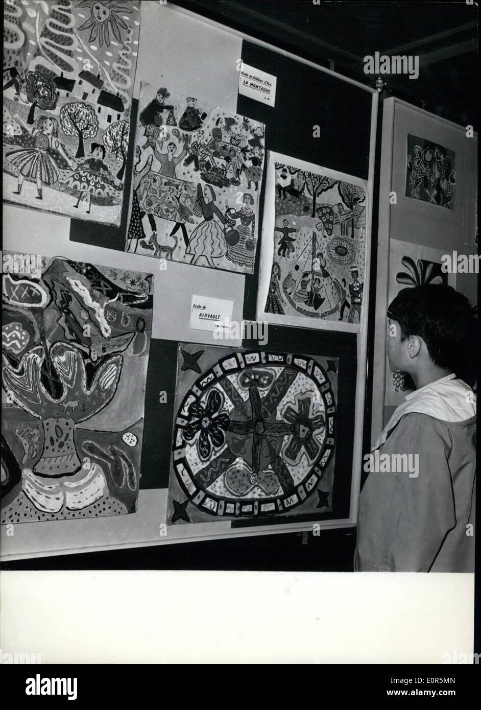 Apr. 04, 1958 - Bambini disegni in mostra : la Scuola di disegno per bambini vengono ora esposti a Parigi, al museo della scuola. La foto mostra un giovane visitatore di ammirare i dipinti dei suoi piccoli compagni di scuola. Foto Stock