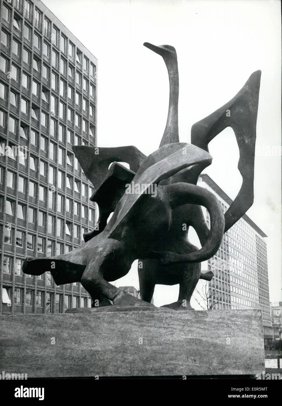 Apr. 04, 1958 - ''Song dei cigni'' prima che il cielo Grindel raschiatori in Hamburg: la quinta e ultima scultura in bronzo, un cigno gruppo di Karl August Ohrt, ora è stato messo di fronte al cielo Grindel raschiatori in Amburgo. Foto Stock