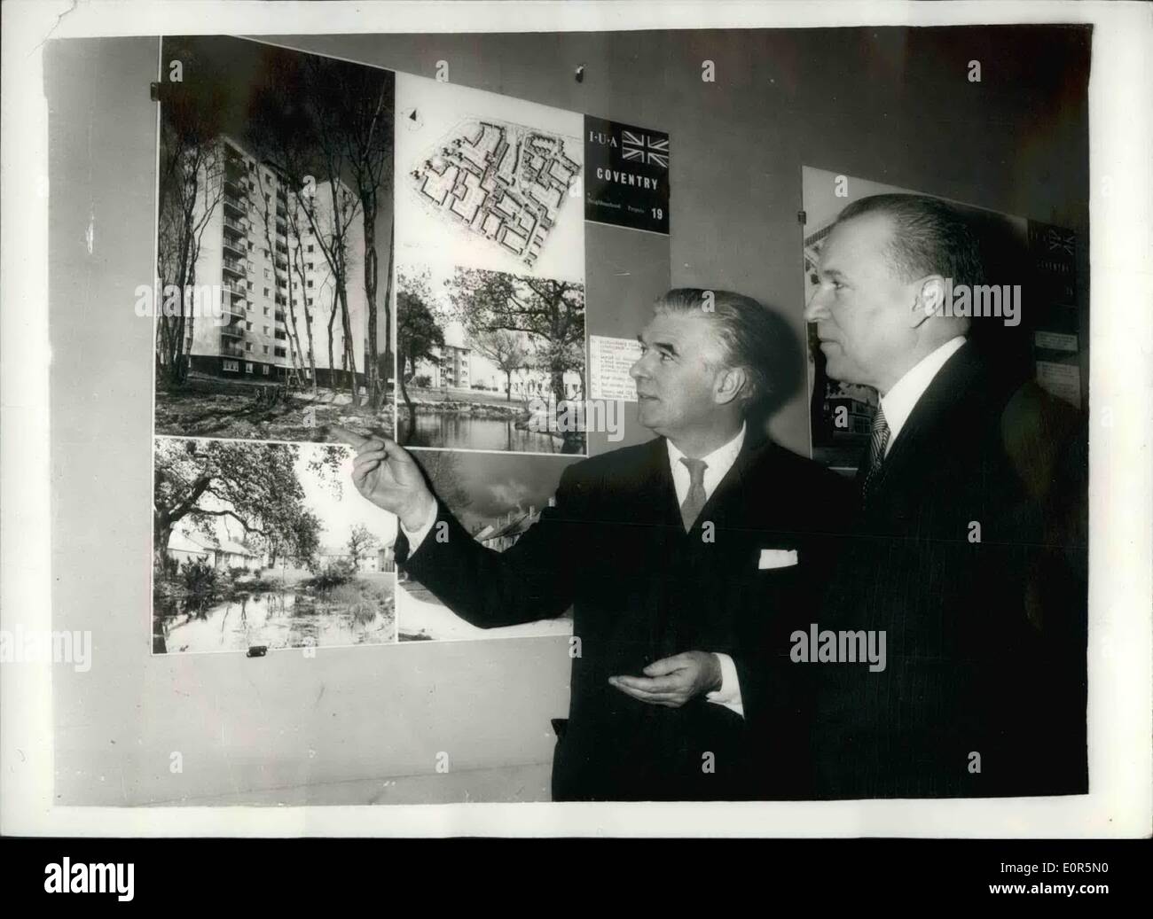 Apr. 04, 1958 - ambasciatore sovietico Visite architettoniche di Londra mostra.: sig. J.A. Malik l ambasciatore sovietico a Londra questa mattina ha visitato il centro di costruzione a Londra dove ha ispezionato il contributo britannico per l'Unione Internazionale degli Architetti Mostra e convegno Mosca 1958 - ''la costruzione e la ricostruzione della città. La mostra si terrà a Mosca a luglio. Il contributo britannico è costituito da piani e fotografie di Londra e Harlow e Coventry. La foto mostra il Signor Foto Stock