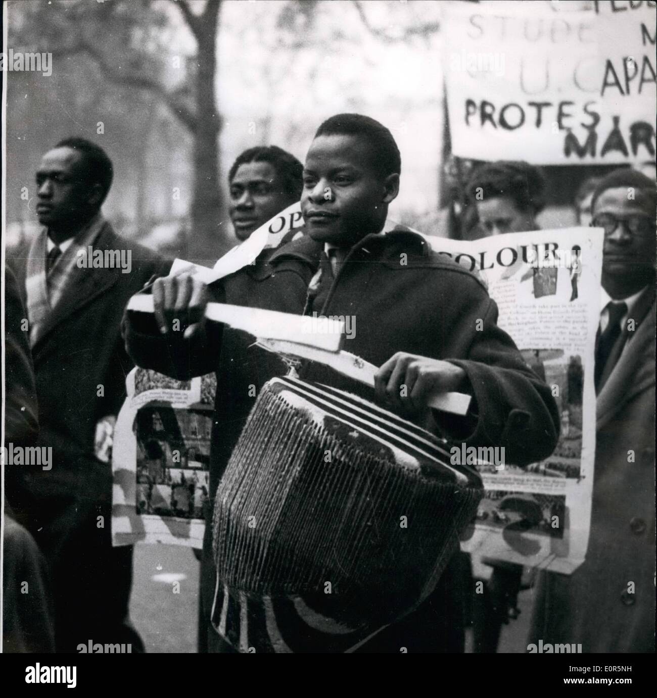 Mar 03, 1958 - Gli studenti africani tenere Demon Tation marzo a Londra.: Kanyama Chiume solo uno di Nyasaland leader nazionalista di sfuggire la scorsa settimana di arresti di massa ieri ha portato a una dimostrazione di marzo studenti africani attraverso le strade di Londra . La dimostrazione chiedere il rilascio del dottor Hastings Banda leader di quelli di arrotondati durante i recenti Nyasaland disturmances foto mostra uno dei manifestanti con un leopard-pelle tamburo coperto - durante la sfilata a Londra ieri. Circa mille gli africani hanno preso parte, Foto Stock