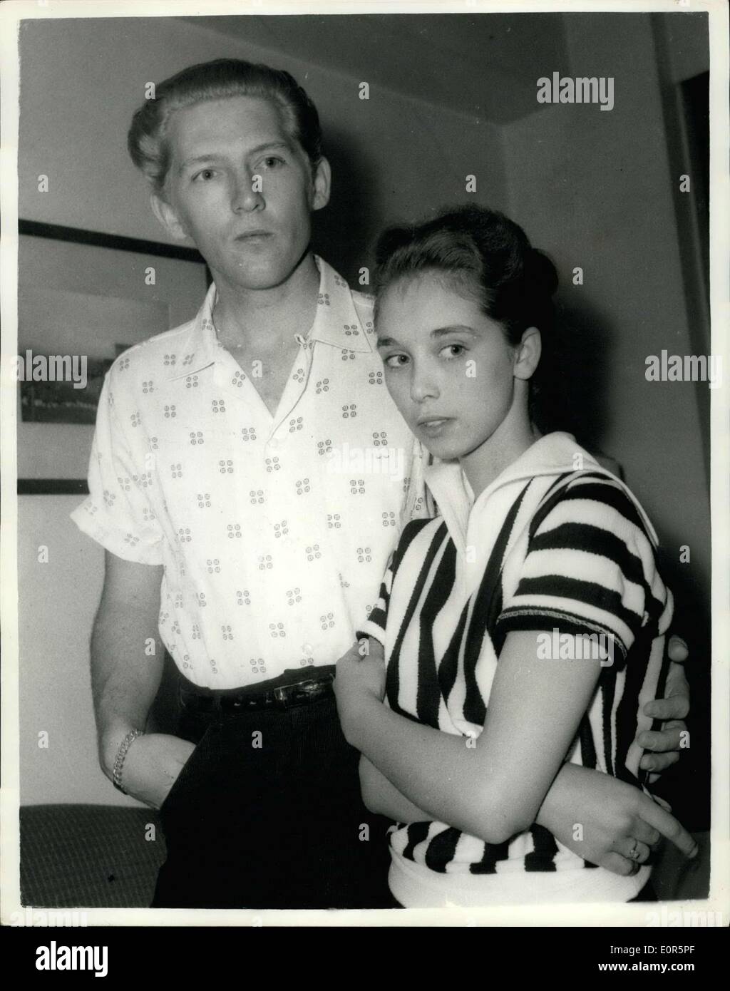 23 maggio 1958 - 22 - Anno - old American rock'n' roll cantante qui arriva con i suoi quindici anni moglie: Jerry Lee Lewis, American rock'n' roll cantante, è volato a Londra ieri con uno shock per i suoi fan. Per la ragazza che è arrivato con lui si è rivelato essere il suo 15 - Anno - vecchio moglie di due mesi. Il suo nome era di Myra, e lei è la sua terza moglie. Jerry in primo luogo è stato sposato a 15 e nuovamente a 17, ma questa volta lui dice che ha trovato la ragazza di destra Foto Stock