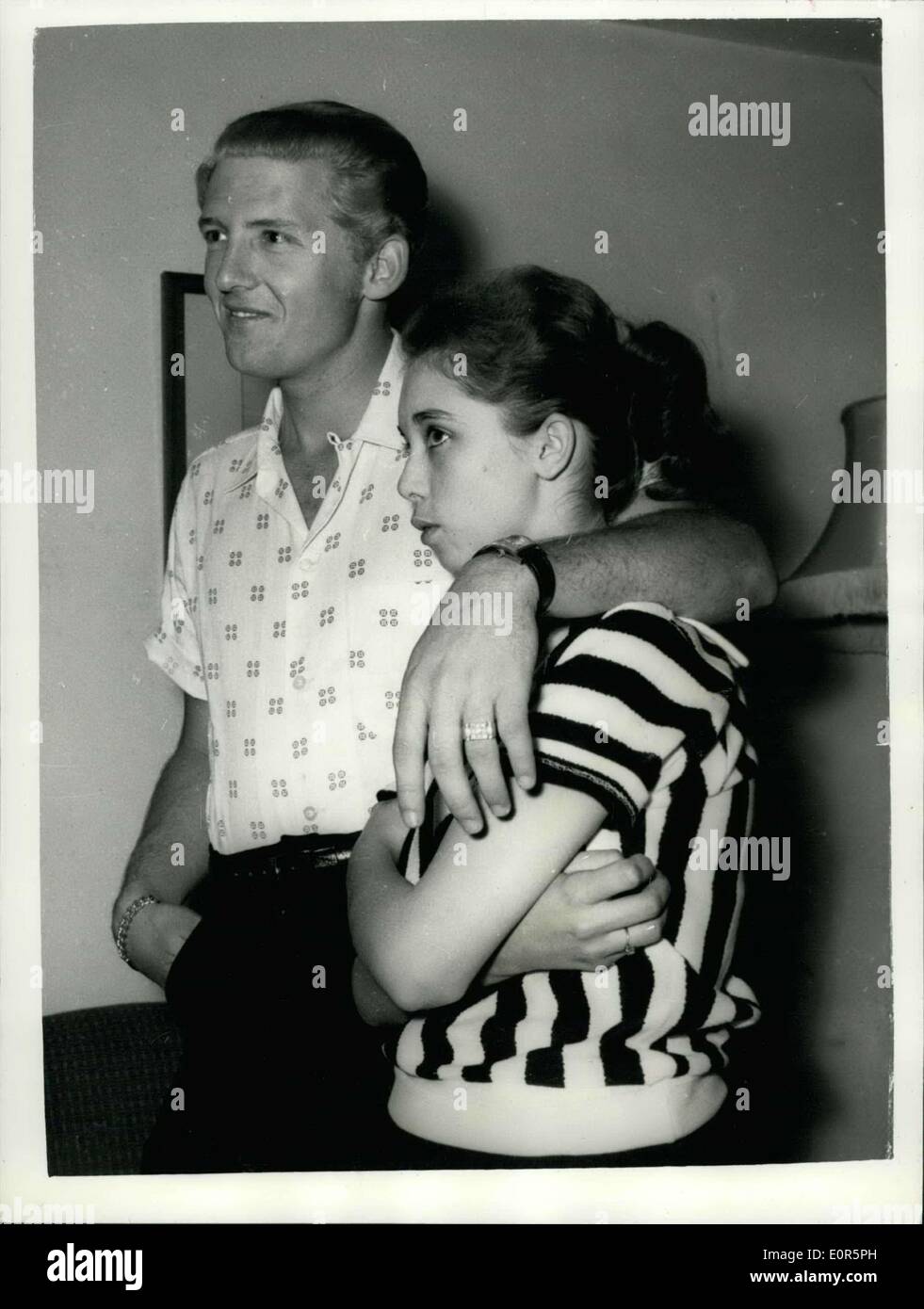 23 maggio 1958 - 22 - Anno - old American rock'n' roll cantante qui arriva con i suoi quindici anni moglie: Jerry Lee Lewis, American rock'n' roll cantante, è volato a Londra ieri con uno shock per i suoi fan. Per la ragazza che è arrivato con lui si è rivelato essere il suo 15 - Anno - vecchio moglie di due mesi. Il suo nome era di Myra, e lei è la sua terza moglie. Jerry in primo luogo è stato sposato a 15 e nuovamente a 17, ma questa volta lui dice che ha trovato la ragazza di destra Foto Stock