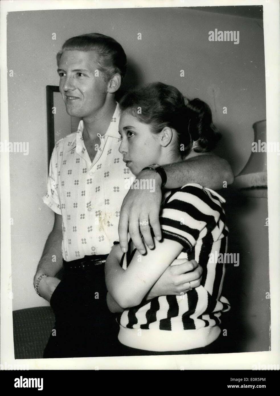 23 maggio 1958 - 22 Year-Old American Rock 'n' Roll cantante qui arriva con  i suoi quindici anni di moglie; Jerry Lee Lewis, il rock americano ' n roll  cantante, è volato