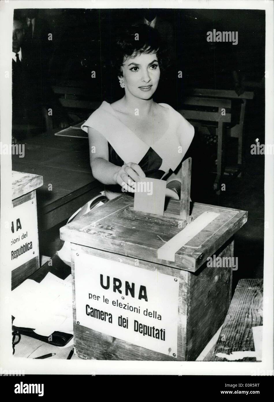 27 maggio 1958 - Italia va al sondaggio. Gina Lollobrigidia getta il suo voto. La foto mostra il popolare italiana star dello schermo Gina Lollobrigidia - getta la sua vots a Roma stand - durante il recente italiano elezioni generali. Foto Stock