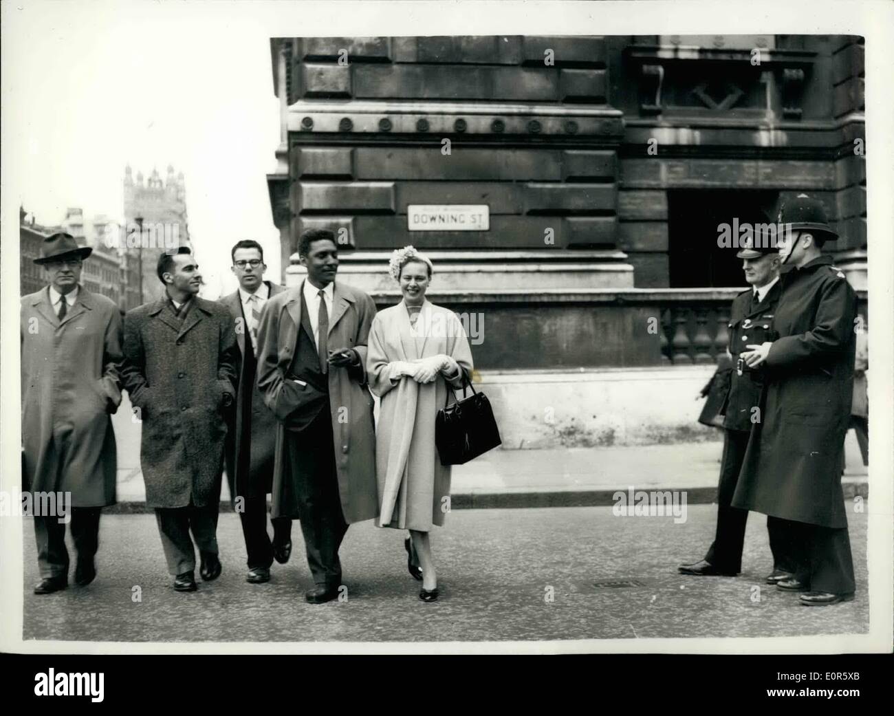 Apr. 04, 1958 - American crociata su prove di Bomba Deputazione visite n. 10 Downing Street. Una deputazione di cinque americani, su un'Europa tour sponsorizzato da ''Non azione violenta contro le armi nucleari'' organizzazione nel loro paese, andò a No. 10 Downing Street oggi nel tentativo di vedere il primo ministro e discutere il disarmo nucleare. La deputazione, costituito da quattro uomini e una donna sta cercando di fissare il divieto degli esperimenti nucleari e le armi atomiche produzione parlando di privati cittadini e funzionari del governo. La foto mostra: i cinque membri della Deputazione (L.A R Foto Stock