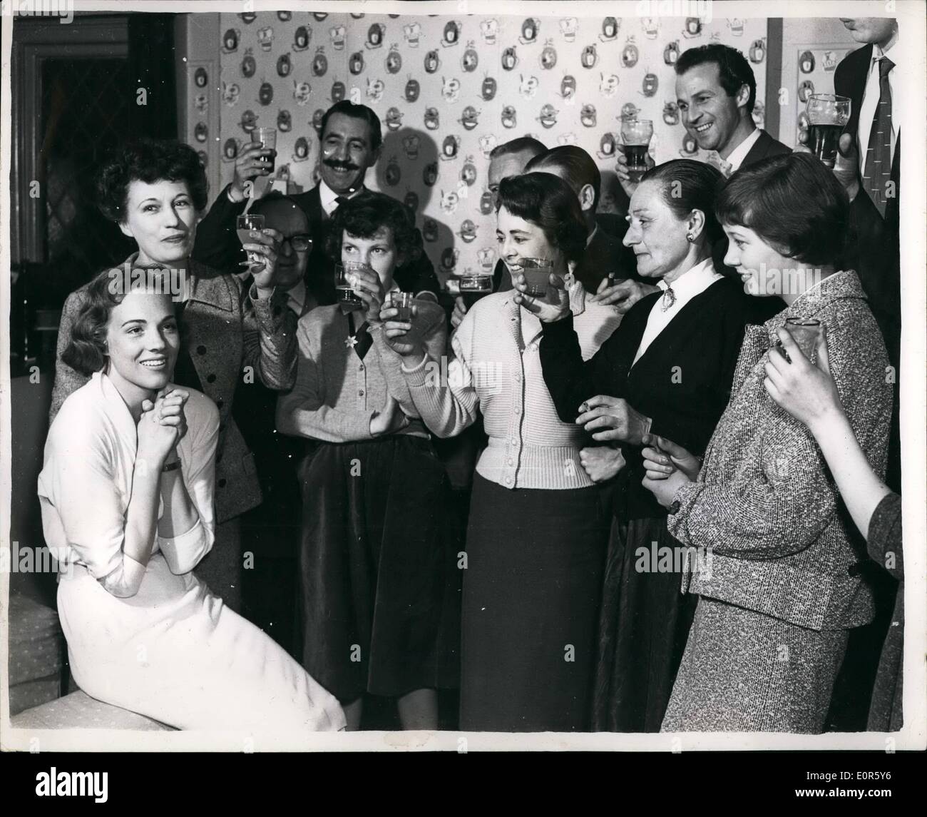 Apr. 04, 1958 - trionfale Julie Andrews torna a Londra una stella; Julie Andrews, miele pelose star di ''My fair lady'', e il brindisi di Broadway, era il brindisi di Waltoo sul Tamigi, sua città la notte scorsa. Quasi un centinaio di amici e parenti erano lì a i suoi genitori home di accogliere la ragazza che ha battuto New York lateralmente come ''Liza Doolittle'', cockney eroina di tutti i tempi hit musical che è stato eseguito su Broadway per due anni. Ora 23 enne Julie è tornato a svolgere la stessa parte nella produzione di Londra che si apre sul 30 aprile Foto Stock