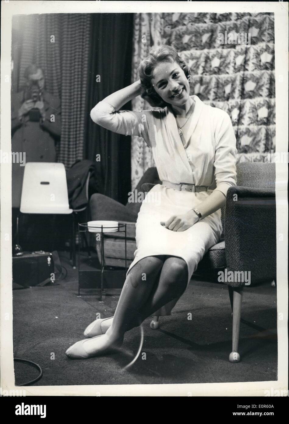 Apr. 04, 1958 - trionfale Julie Andrews torna a Londra una stella. Julie Andrews, miele dai capelli star di ''My Fair Lady'', e il brindisi di Broadway, era il brindisi di Walton-on-Thames, sua città la notte scorsa. Quasi un centinaio di amici e parenti erano lì a i suoi genitori home di accogliere la ragazza che ha battuto New York lateralmente come ''Liza Doolittle'', cockney eroina di tutti i tempi hit musical che è stato eseguito su Broadway per due anni. Ora 23-anno-vecchio Julie è tornato a svolgere la stessa parte nella produzione di Londra che si apre sul 30 aprile Foto Stock