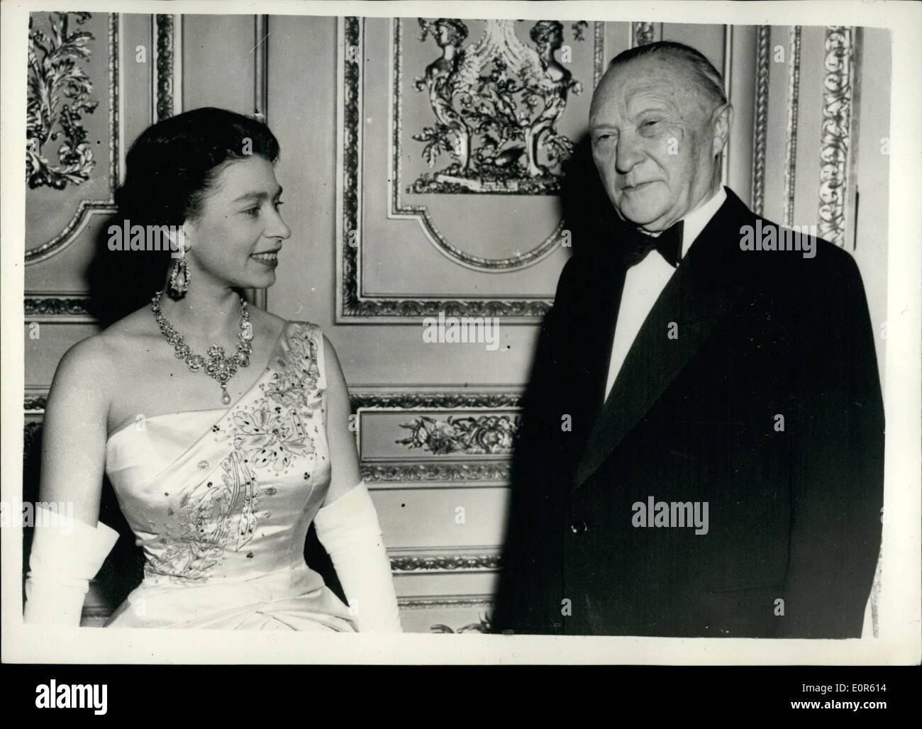 Apr. 04, 1958 - Dott.ssa Adenauer dines con la regina al Castello di Windsor; la dott.ssa Adenauer, il West il Cancelliere tedesco, che è su una tre giorni di visita, questa sera abbiamo cenato con H.M. La regina al Castello di Windsor. Mostra fotografica di H.M. La regina, indossando un abito rosa, raffigurato con il Dottor Adenauer nello stato appartamento adiacente alla sala banchetti al Castello di Windsor questa sera. Foto Stock