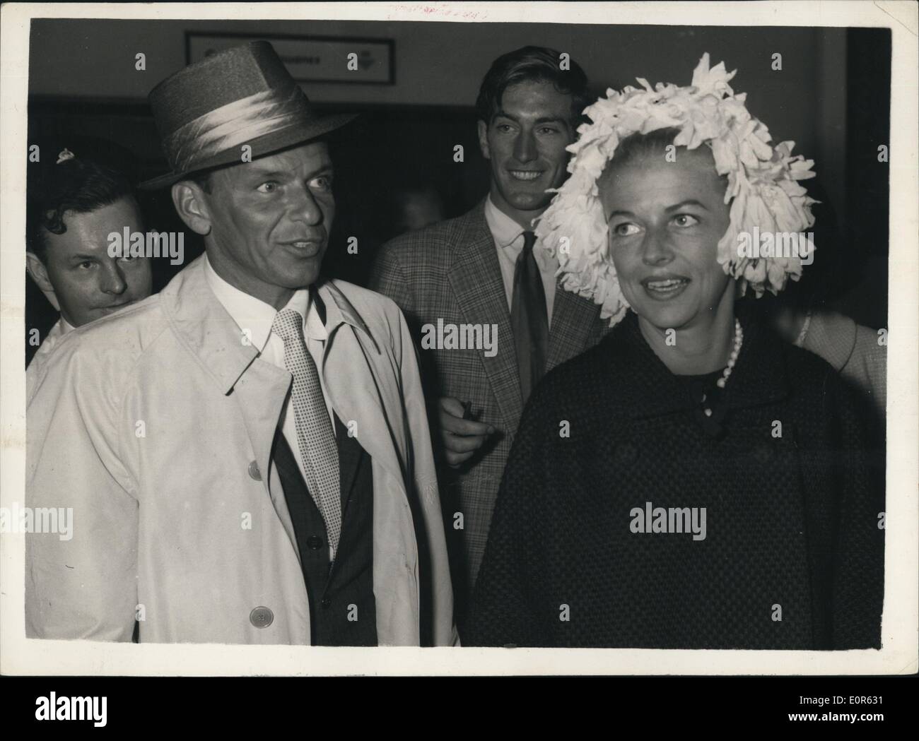 Giugno 06, 1958 - Frank Sinatra e Betty Furness Arrivare in Aereo: Frank Sinatra arrivati in aereo da New York oggi per trascorrere una vacanza a Londra prima di andare a Parigi. Viaggiare sullo stesso piano è stata Betty Furness, America della televisione della ''barker" che vende elettrodomestici gadget su l'aria. Lei è noto in America come ''Miss Westringham. Mostra fotografica. Frank Sinatra e Betty Furness visto insieme al loro arrivo in aeroporto di Londra oggi. Foto Stock