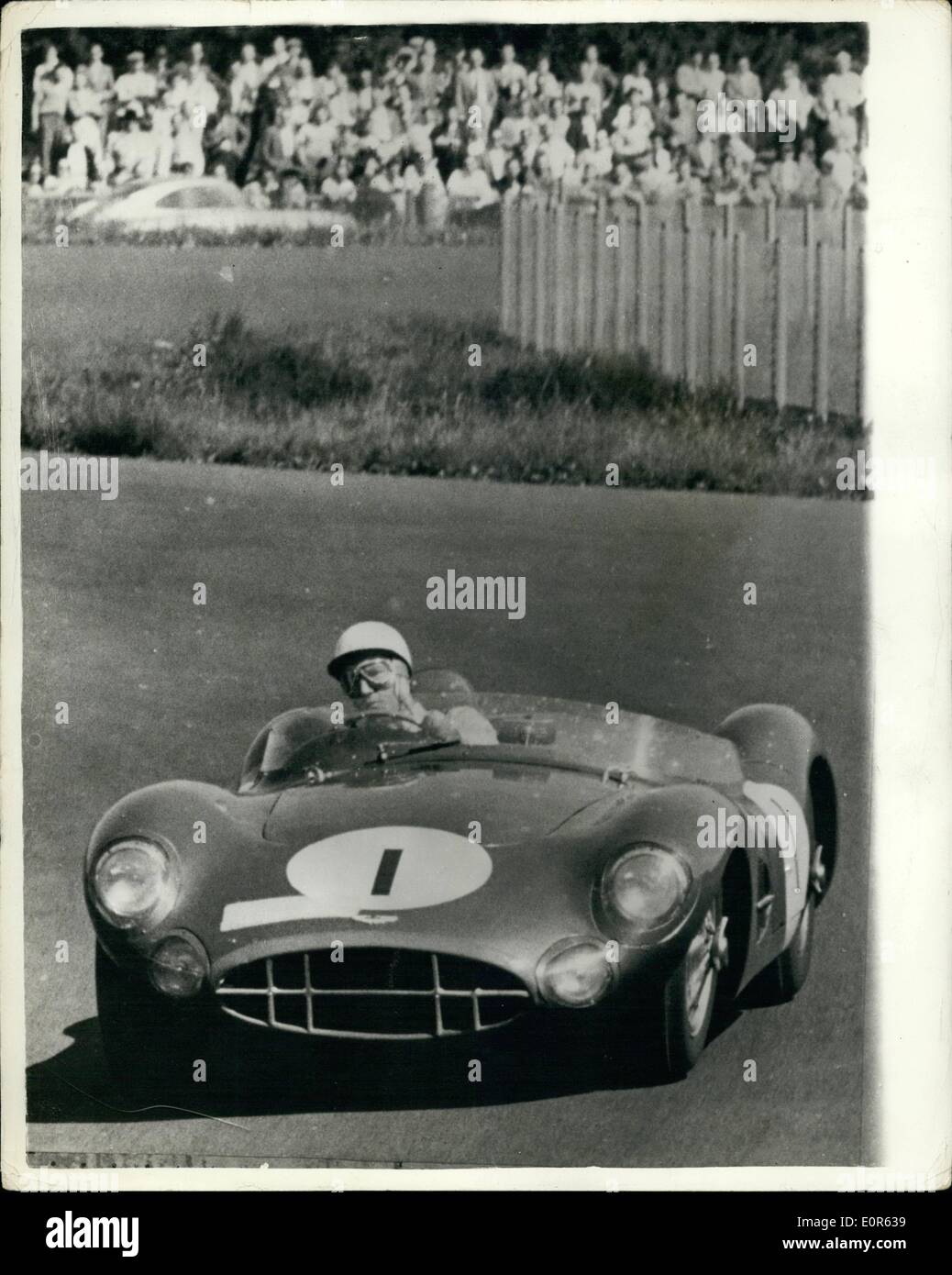 Giugno 06, 1958 - Stirling Moss vince 1000 km di gara al Nurburgring; Mostra fotografica di Gran Bretagna da Sterling Moss nella sua Aston Martin durante la 1.000 km di gara sul tracciato del Nurburgring domenica. Moss ha vinto questo evento con il Biancospino Collins secondo in Ferrari. Foto Stock