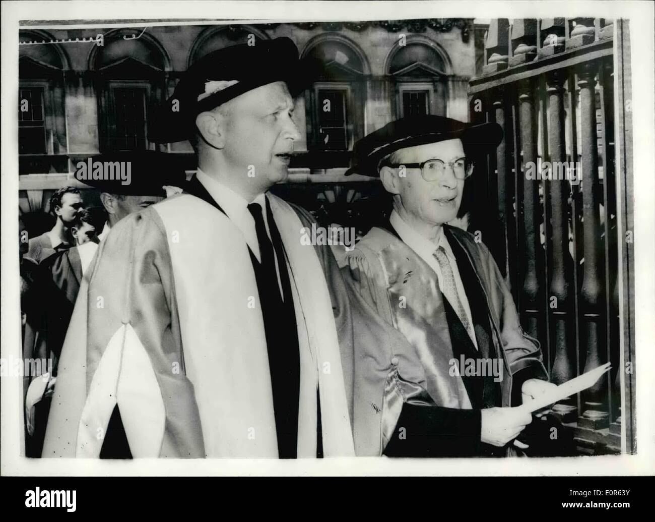 Giugno 06, 1958 - Laurea ad honorem per Nazioni Unite capo; il segretario generale delle Nazioni Unite, sig. Dag Hammarskjold, è stato fra coloro che hanno ricevuto lauree honoris causa a Cambridge University di oggi. La foto mostra il Signor Dag Hammarskjold passeggiate per la Casa del Senato presso l'Università di Cambridge oggi. L'uomo sulla destra con lui è creduto per essere il Signore Birkett, che ha ricevuto anche una laurea ad honorem. Foto Stock