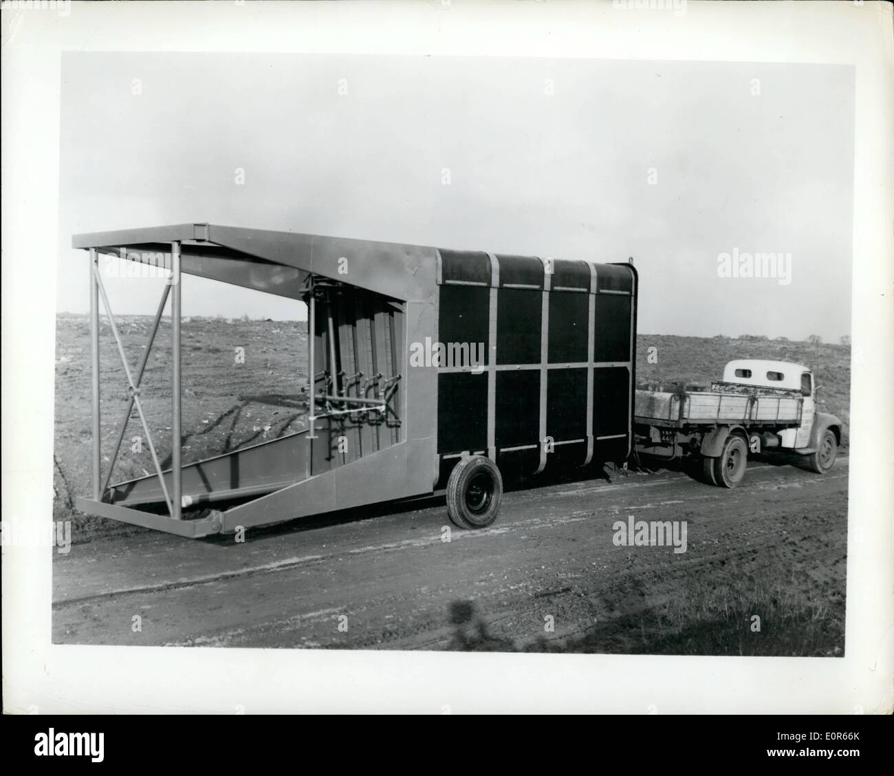Apr. 04, 1958 - Mobile Silo: un silo di cemento, ha affermato di essere il primo ad essere completamente mobile, e questo ha reso la sua prua in Inghilterra. Il suo corpo in compensato su un telaio in acciaio mantiene secco del cemento in una condizione utilizzabile per un tempo indefinito, e poiché essa comporta anche la sabbia e aggregati. Si può mescolare dove è disponibile acqua. È rivendicato particolarmente utile in climi umidi, è sufficientemente leggero da poter essere trainato da una tonnellata di carrello, e dispone di una funzionalità integrata di ventilatore rotativo per la rapida e anche lo scarico del suo contenuto. Mostra immagini: il silo mobile guardando come una bocca aperta quando il coccodrillo in traino. Foto Stock