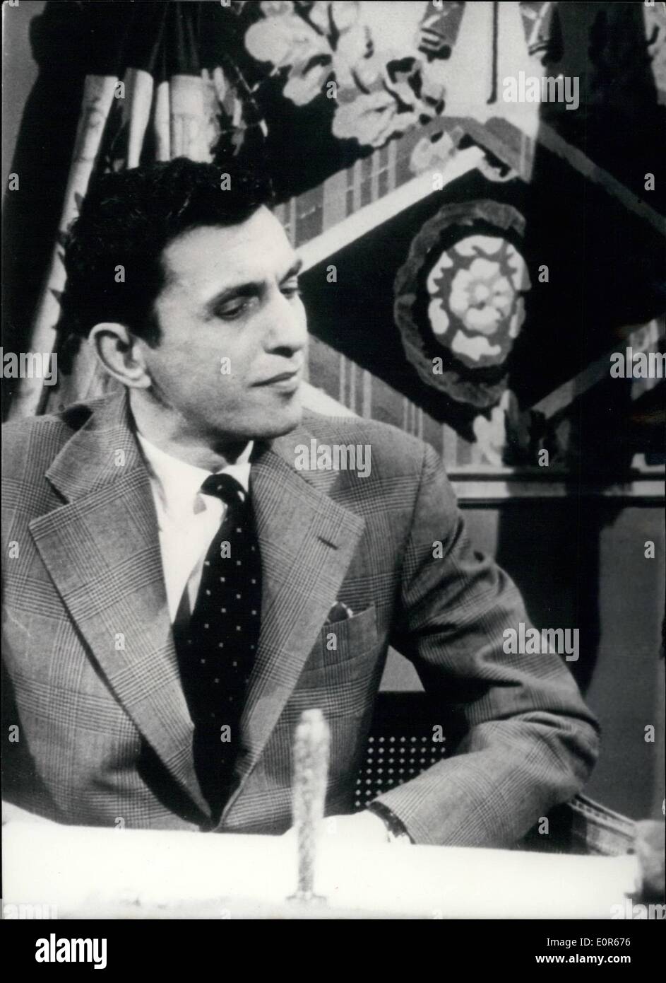 4 aprile 1958 - 5,000 per storia della Rivoluzione francese: Luigi Napoleone Matteil, 30 anni, impiegato in Un ufficio di ingegneria di Parigi, ha vinto 5,000 a Un "Concorso di domande" della radio. Il soggetto che scelse fu la Rivoluzione francese. La vittoria più alta finora ottenuta. La foto mostra Louis Napoleon Mattei, il grande esperto della Rivoluzione francese. Foto Stock