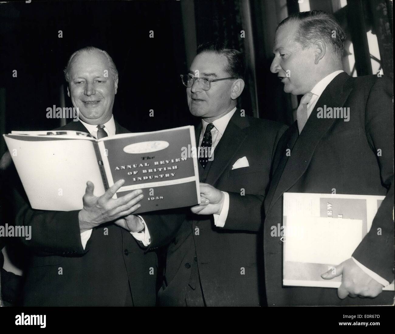 04 aprile 1958 - il Ministro degli Esteri consegna copie della British Industry Review a funzionari americani e canadesi - alla House of Commons. Il sig. Selwyn Lloyd, segretario agli esteri, ha presentato oggi pomeriggio copie della "Revisione annuale per l'industria britannica 1958" all'ambasciatore americano J. H Whitiney per la trasmissione al sig. Eisenhover, e al sig. George D, alto commissario canadese per la trasmissione al sig. Diefenbaker, in cui si è svolta la cerimonia La sala da pranzo dei membri nella casa di Commons. Il libro è stato progettato per incrementare le esportazioni britanniche negli Stati Uniti e in Canada. La foto mostra il signor Foto Stock