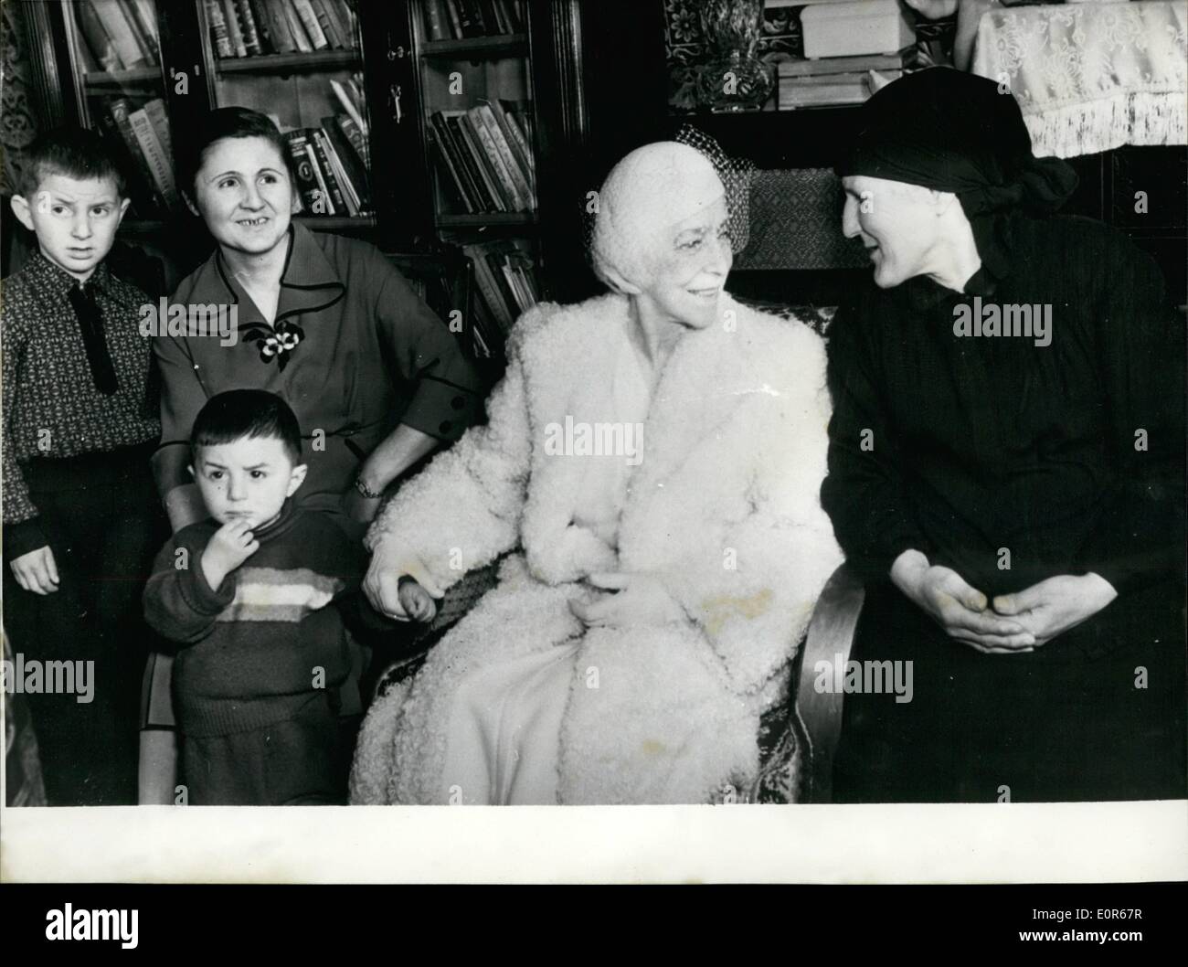 Apr. 04, 1958 - Regina madre del Belgio in Russia durante il suo soggiorno su Georgian SSR Sua Maestà la Regina Elisabetta, la Regina madre del Belgio, ha visitato la Stalin Fattoria collettiva a Gori district, dove era stata invitata a cena da Vakhtang Rtveliashvili. Foto Stock