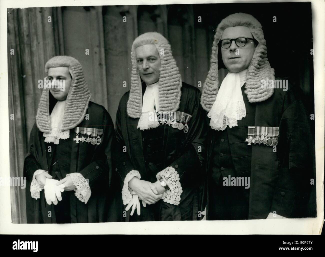 Apr. 04, 1958 - Giuramento- In di nuovo Queen's Counsel alla House of Lords. Croom Johnson; Martin Bingham e A.L. Cripps. La foto mostra tre nuovi Q.C.'s all'arrivo presso la Camera dei Lords per il giuramento- nella cerimonia di questa mattina. Essi sono L-R: -il sig. David Powell Croom-Johnson; il Sig. Richard MARTIN Bingham e il sig. Mathew Anthony Leonard Cripps. Foto Stock