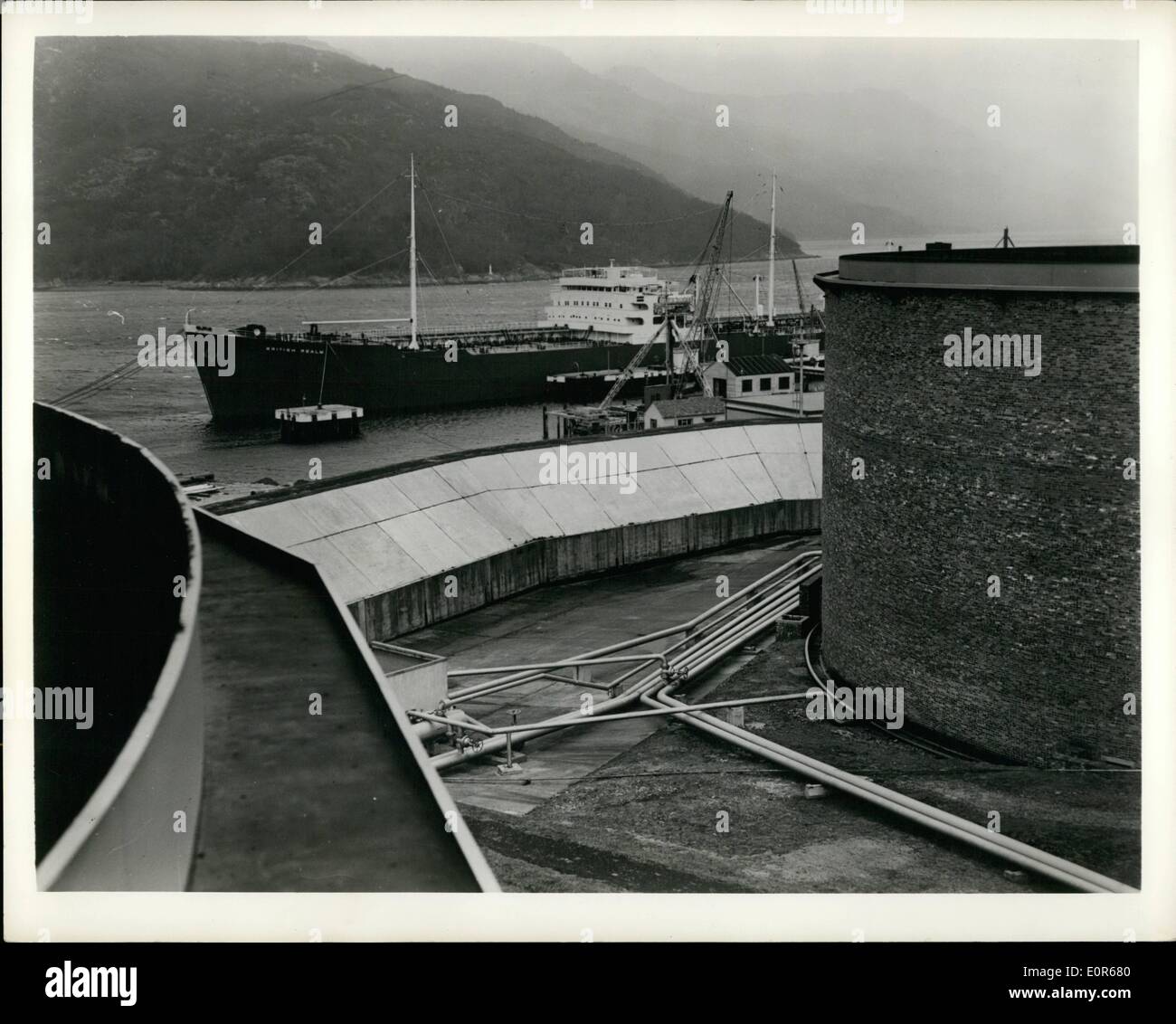Apr. 04, 1958 - In Europa i primi SUPER TANKER TERMINAL: un terminale per 100.000-ton super petroliere, il primo in Europa, è in fase di costruzione in Finnart, sulla sponda orientale del Loch Long, vicino a Glasgow, in Scozia. Grazie per il completamento entro la fine di quest'anno, e l'estensione di impianti esistenti, esso consisterà di un 180 piedi jetty dal bordo del Loch con una profondità minima di 55 piedi in acqua bassa e quattro serbatoi ciascuno in grado di prendere 6.000.000 galloni imperiali di olio. L'immagine mostra: - Nave cisterna a uno dei posti barca del nuovo terminale. Nuove strutture di stoccaggio sono in primo piano. Foto Stock