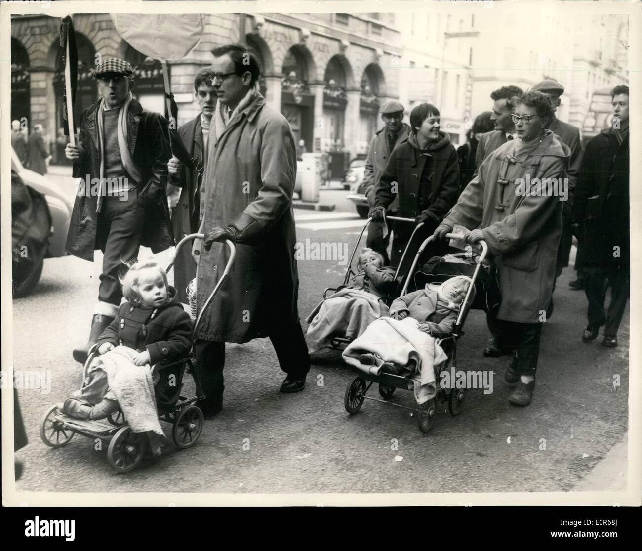 Apr. 04, 1958 - Inizio della quattro giorni di bomba H protesta marzo... I bambini prendono parte... Un quattro dire dimostrazione di Pasqua marzo contro il 'H' bombe e missili basi - organizzata da 19 M.P.s socialista ha iniziato questa mattina da Trafalgar Square... Essi sono sulla strada per il Aldermanston ricerca atomica stabilimento Berlshire (49 miglia) - con frequenti durante la notte e in altre fermate sulla strada. Keystone Foto Mostra: parte della processione - che include molti bambini - la Piccadily questa mattina. Foto Stock