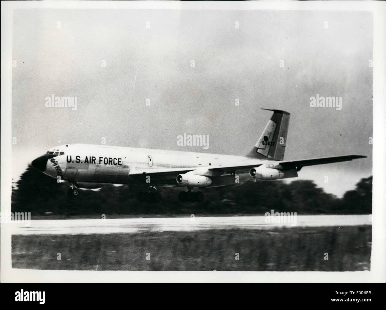 Giugno 06, 1958 - Ameirican Jet aerei cisterna arrivare - Rottura new york - Londra record. Quindici Stati uccisi come uno si blocca. Un gigante American jet aereo cisterna - K.C. 135 - si è schiantato oggi solo dopo aver lasciato west-over Air Force Base, massa, per Londra il transatlantic tentativo di record. Tutti i quindici uomini persero la vita, tra cui sei giornalisti americani - e Briga. Generale Donald Saunders tentativo di record. Si è schiantato in una zona conosciuta come Chicopee sul tentativo. La quarta macchina è stato interrotto. Gli altri due hanno volato da sola - e infranto il record Foto Stock