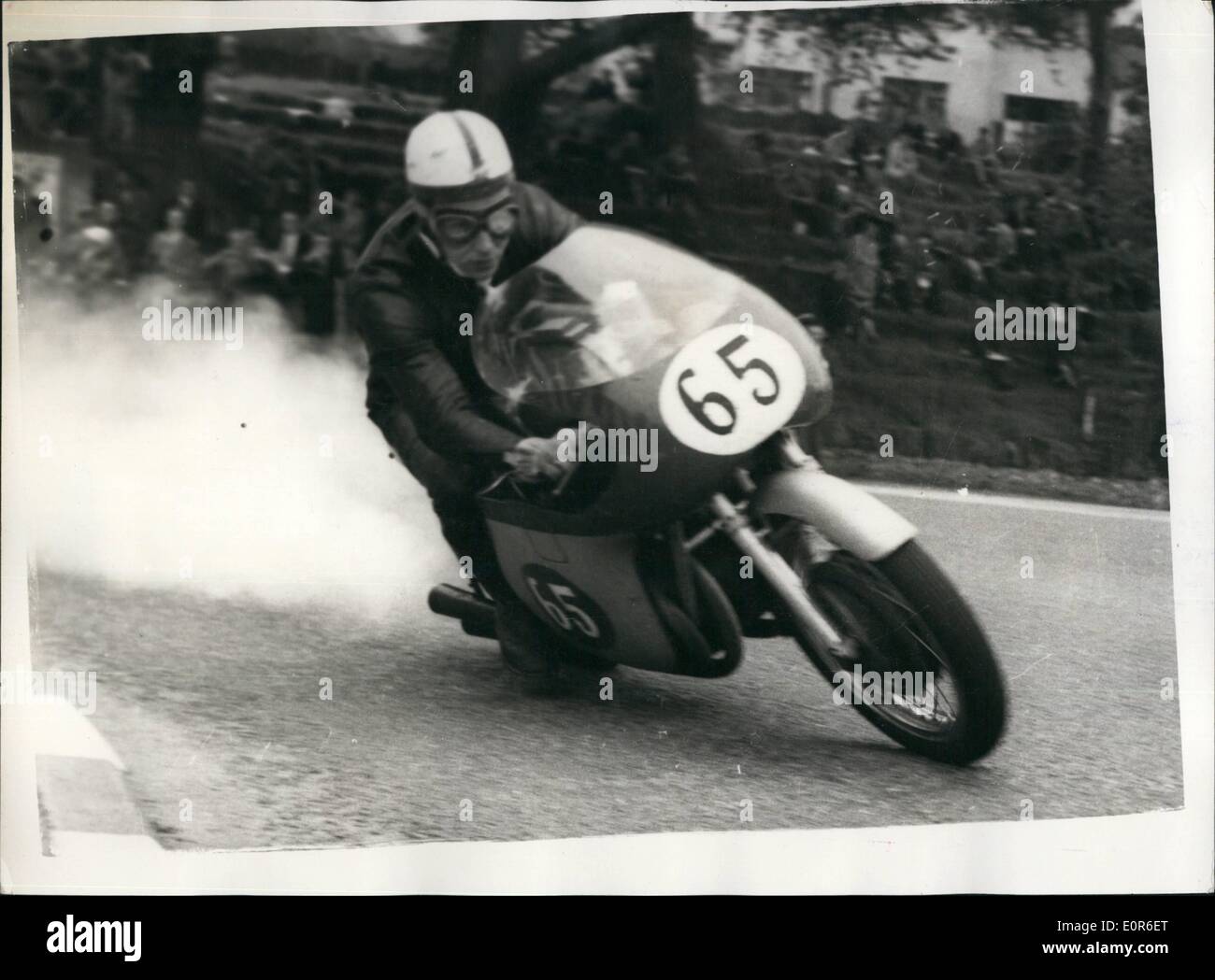 Giugno 06, 1958 - Surtees vince il Senior T.T.: John Surtees, cavalcando un italiano LINEE M.T. Agusta, ieri ha vinto l'Isola di Man Senior Foto Stock