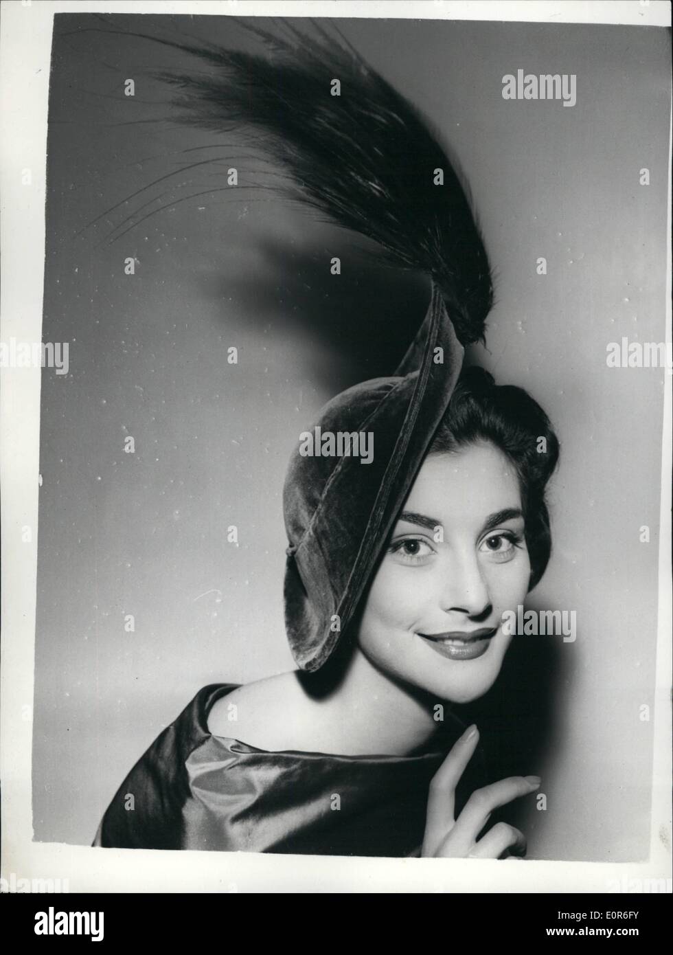 Giugno 06, 1958 - Nuovi cappelli in mostra a Londra: Mostra fotografica di Helene Giulio indossa ''Paradiso" - una linea di Gainsborough velluto verde creazione rifilato con piumaggio Paradiso - durante la mostra oggi di stili dal nuovo Erik Collection di Londra. Foto Stock