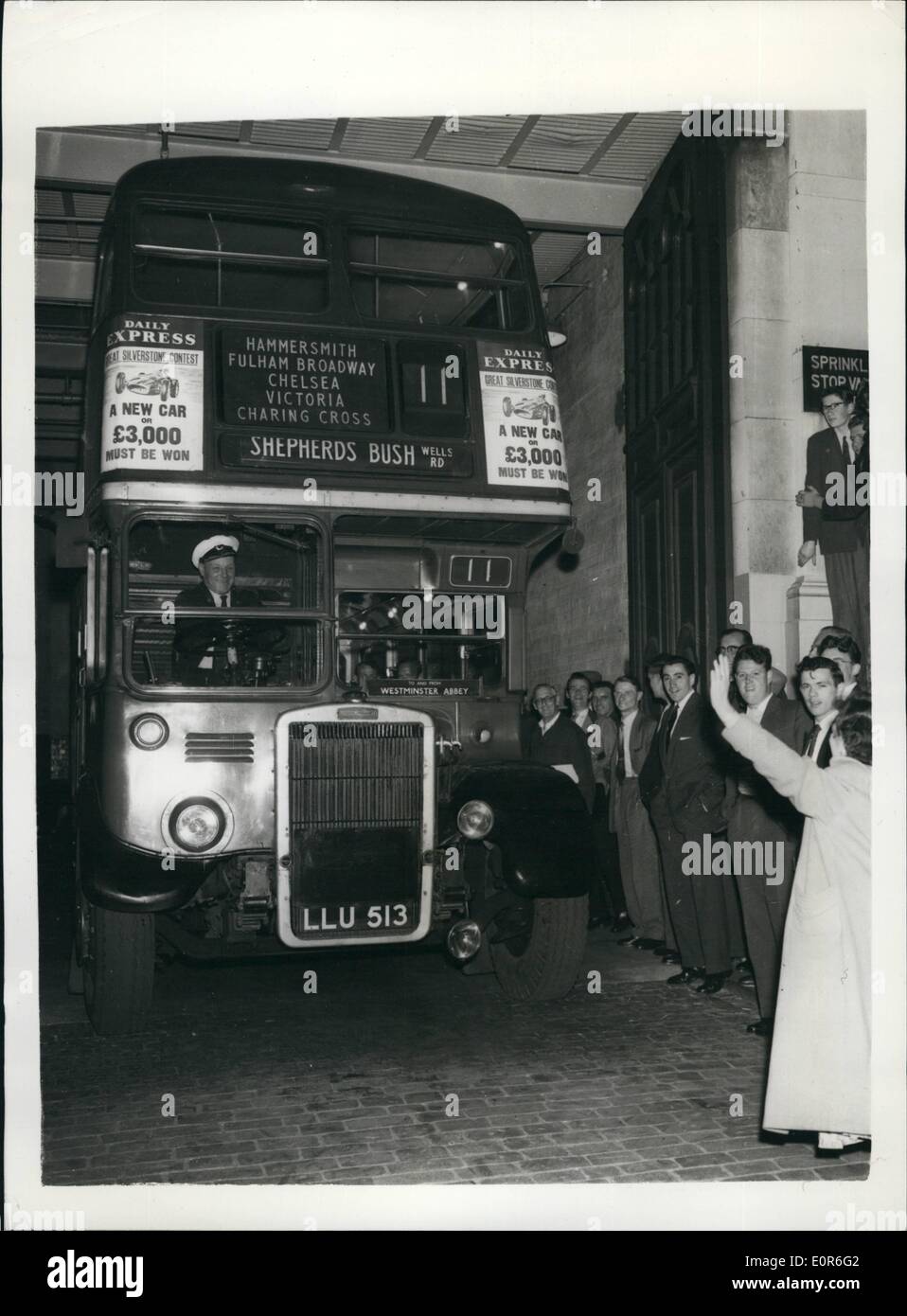 Giugno 06, 1958 - Londra autobus torna sulla strada dopo sciopero mostra fotografica di:- da-standers dare un travolgente inviare-off a questo No. Bus 11 Foto Stock