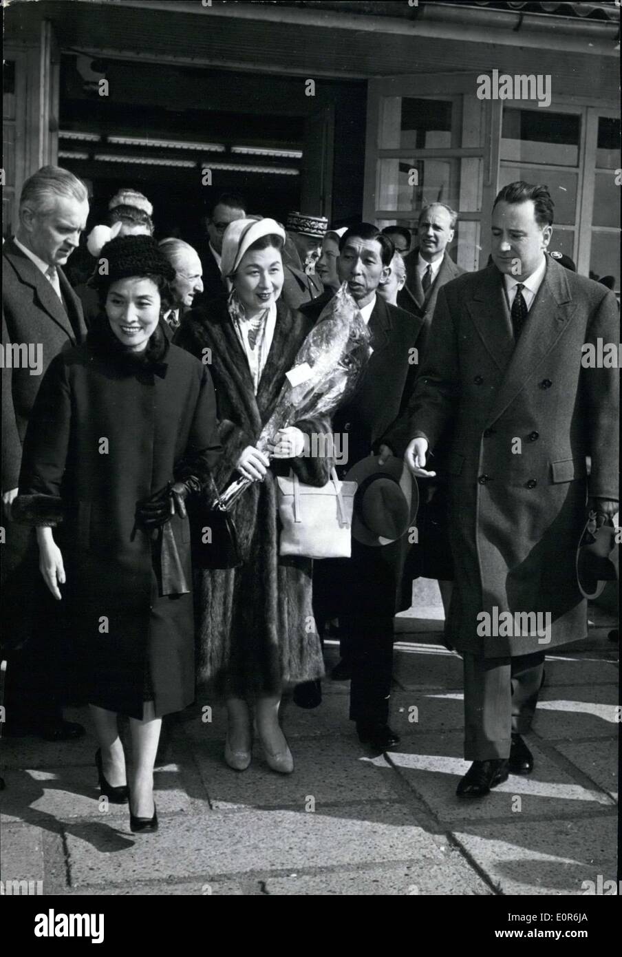 Apr. 14, 1958 - Air-France ha invitato il principe e la principessa Takamatsu a bordo il loro volo di ritorno a Parigi dopo la società del primo volo da Parigi a Tokyo. Il principe e la moglie saranno ospiti del governo francese durante il loro soggiorno a Parigi. Essi sono qui ritratti essendo accolto all aeroporto di Orly da Maurice FAURE, segretario degli affari esteri. Foto Stock