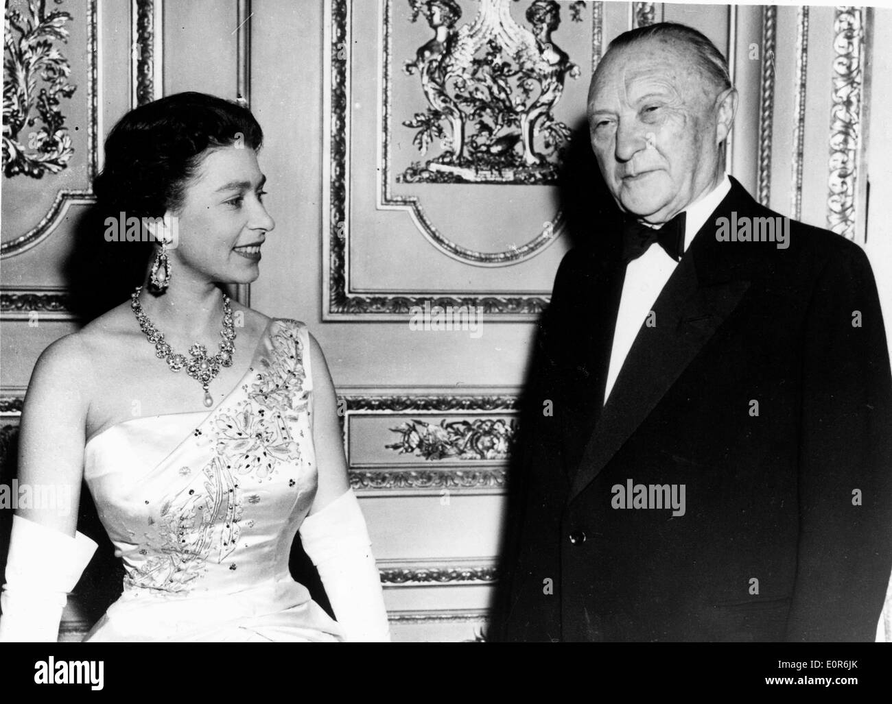 La regina Elisabetta II con il Dottor Konrad Adenauer Foto Stock