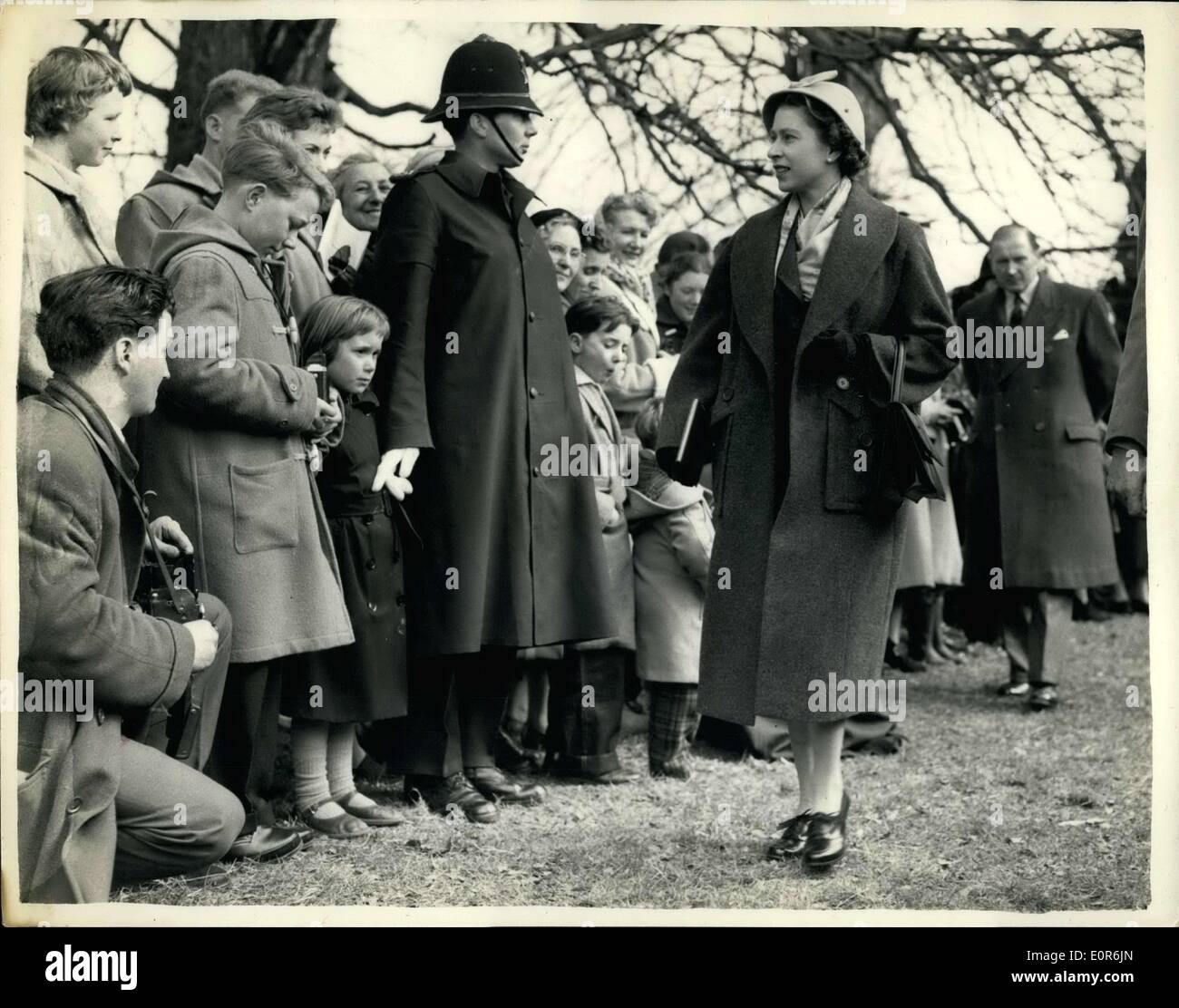 Apr. 17, 1958 - Queen a Badminton Horse Trials: H.M. La regina con il Duca di Edimburgo e la Regina madre, stanno frequentando il badminton Horse Trials a Badminton, nel Gloucestershire. La foto mostra ci sono stati molti ragazzi, alcuni con telecamere, per guardare la Sua Maestà come ha camminato da badminton House per guardare oggi evento di Dressage a Badminton. Foto Stock