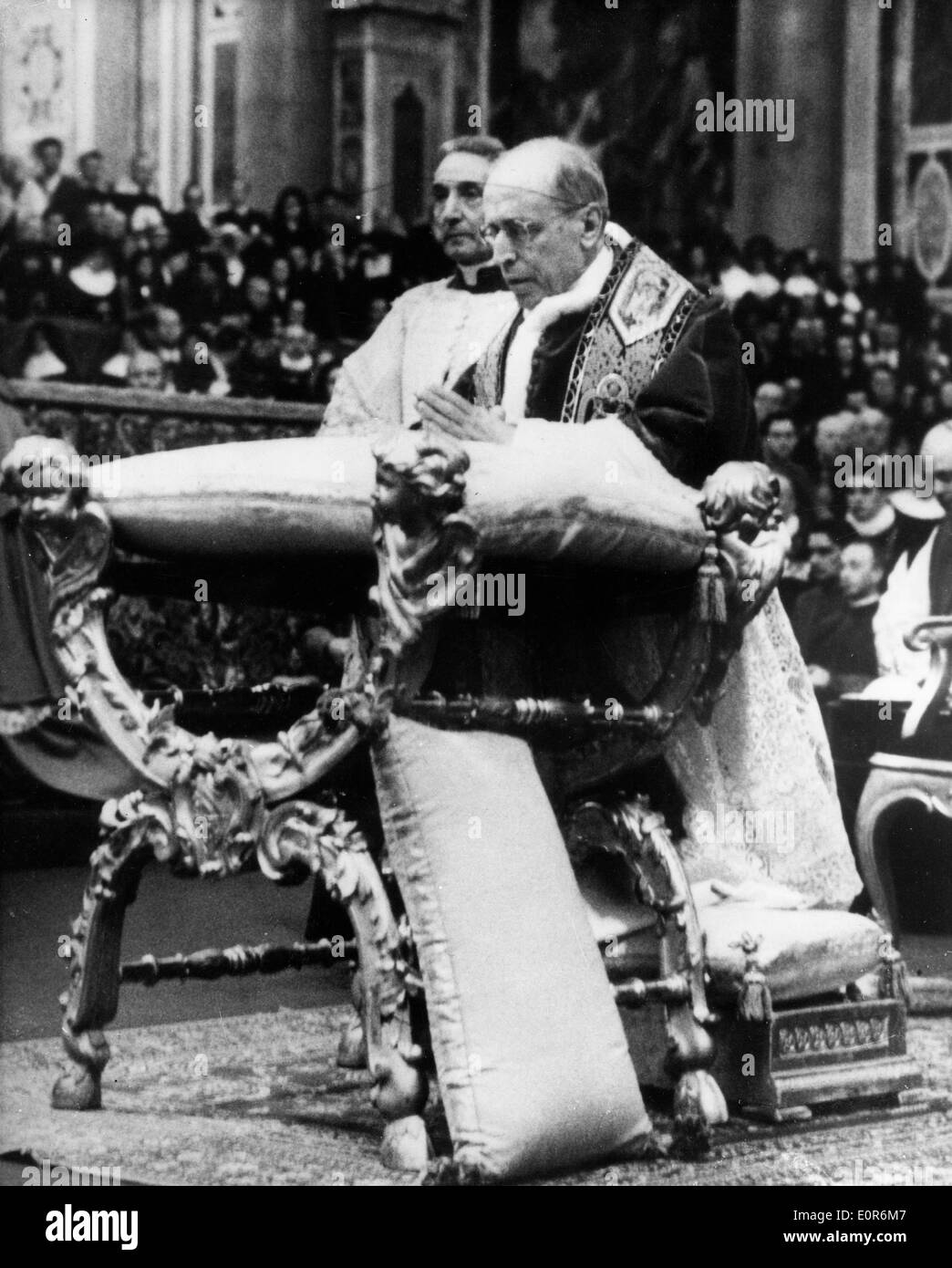 Papa Pio XII a pregare durante la santa Messa celebrata in Vaticano Foto Stock