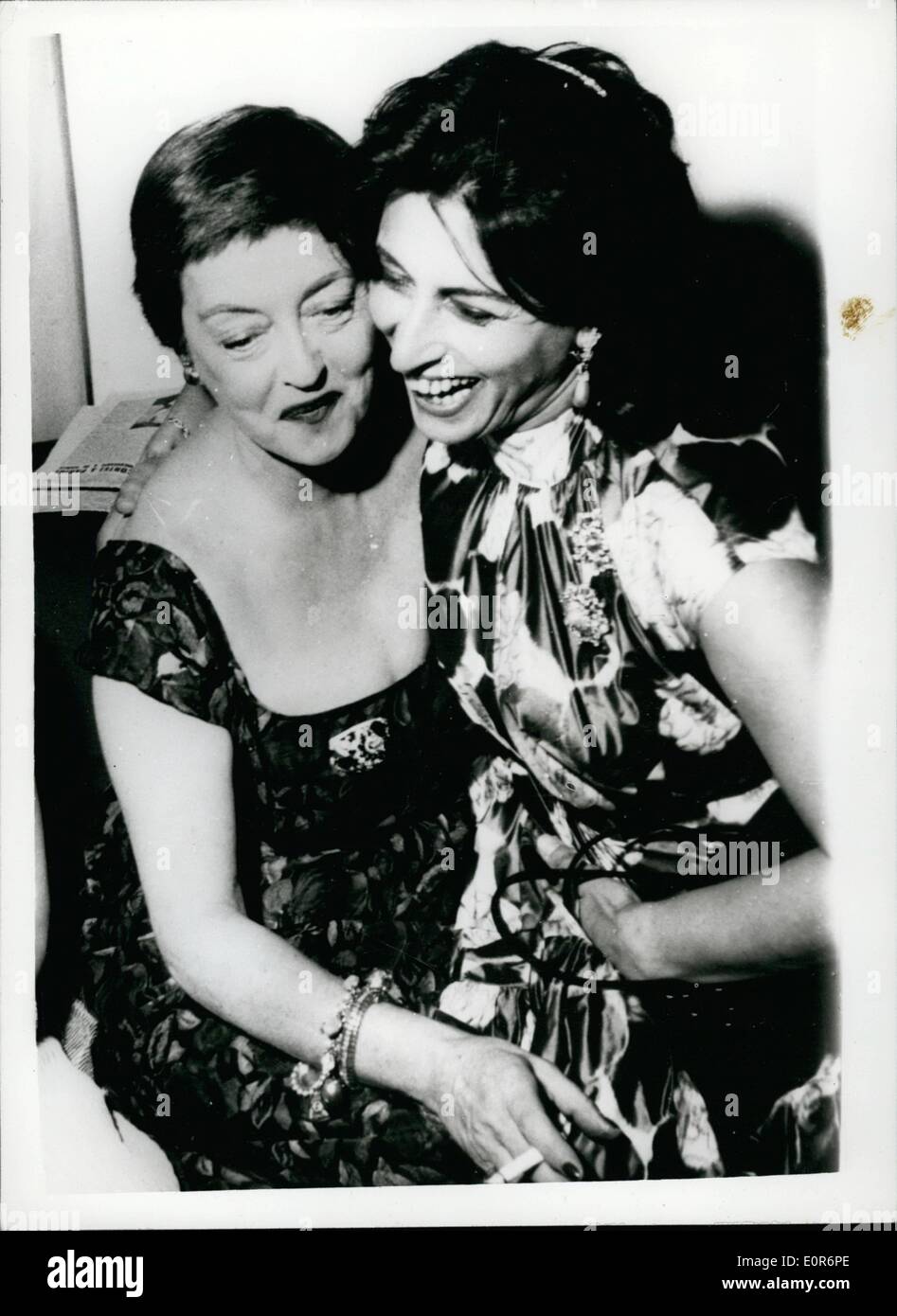 Giugno 06, 1958 - Bette Davis e Anna Magnani si incontrano a Roma.: due dei più famosi al mondo sen stelle Bette Davis e Anna Mag Foto Stock