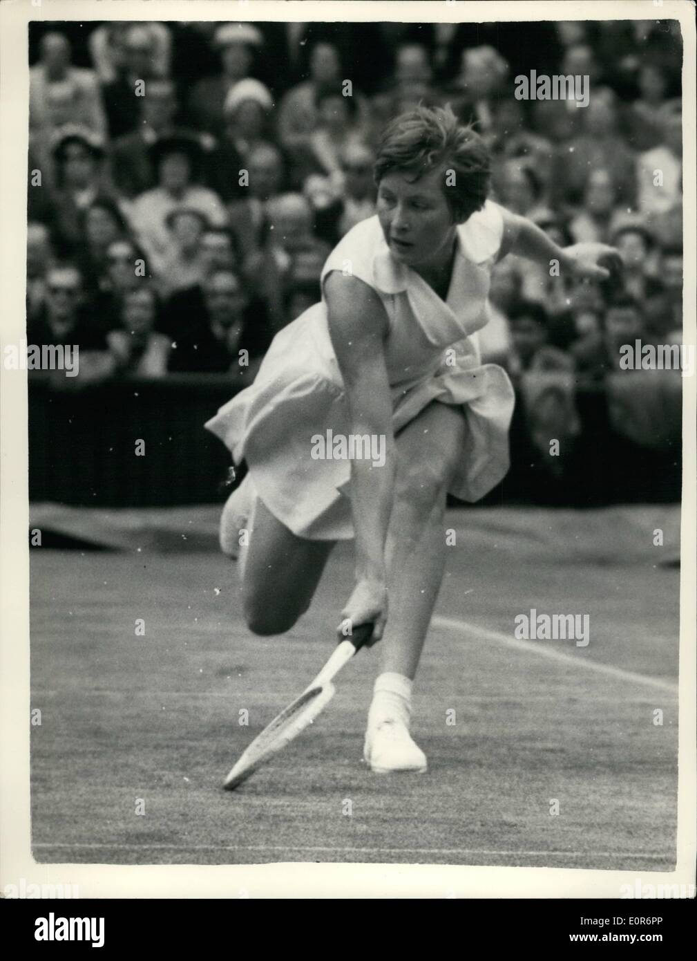 Giugno 06, 1958 - Wimbledon Tennis campionati. Christine Truman in gioco. mostra fotografica: Miss Christine Truman di grande B Foto Stock
