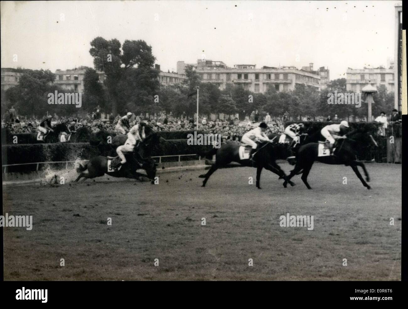 Giugno 06, 1958 - Quo vadis vince il Grand steeple chase au Auteuil: mostra fotografica mentre clering il ruscello di Sir Walter cade. Quo Vadis, il vincitore, è leader. Foto Stock