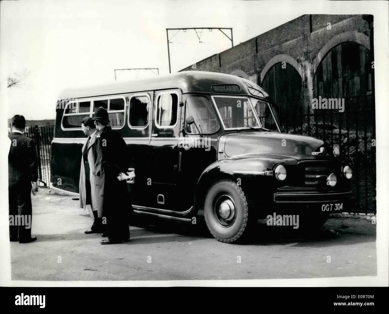 Maggio 05, 1958 - 43.000 Raid della banca a Londra: 43, 000 è stato rubato dai banditi da una banca van a Londra oggi.Il van è stata barbuto da Foto Stock