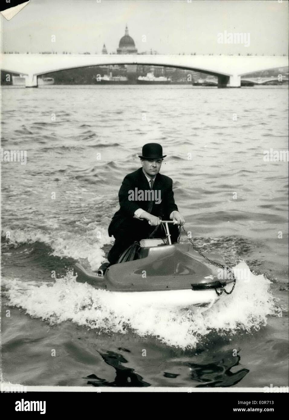 Maggio 05, 1958 - Primo giorno del London Bus sciopero, tornando a casa - da acqua scooter; il sig. Michael Kelly, un imprenditore di Chelsea, ha trovato la sua strada per battere il London bus sciopero - venendo a lavorare su un acqua scooter - ed egli è raffigurato qui facendo il suo modo lungo il Tamigi questa sera per la sua strada di casa. Waterloo Bridge e la Cattedrale di San Paolo può essere visto in background. Foto Stock