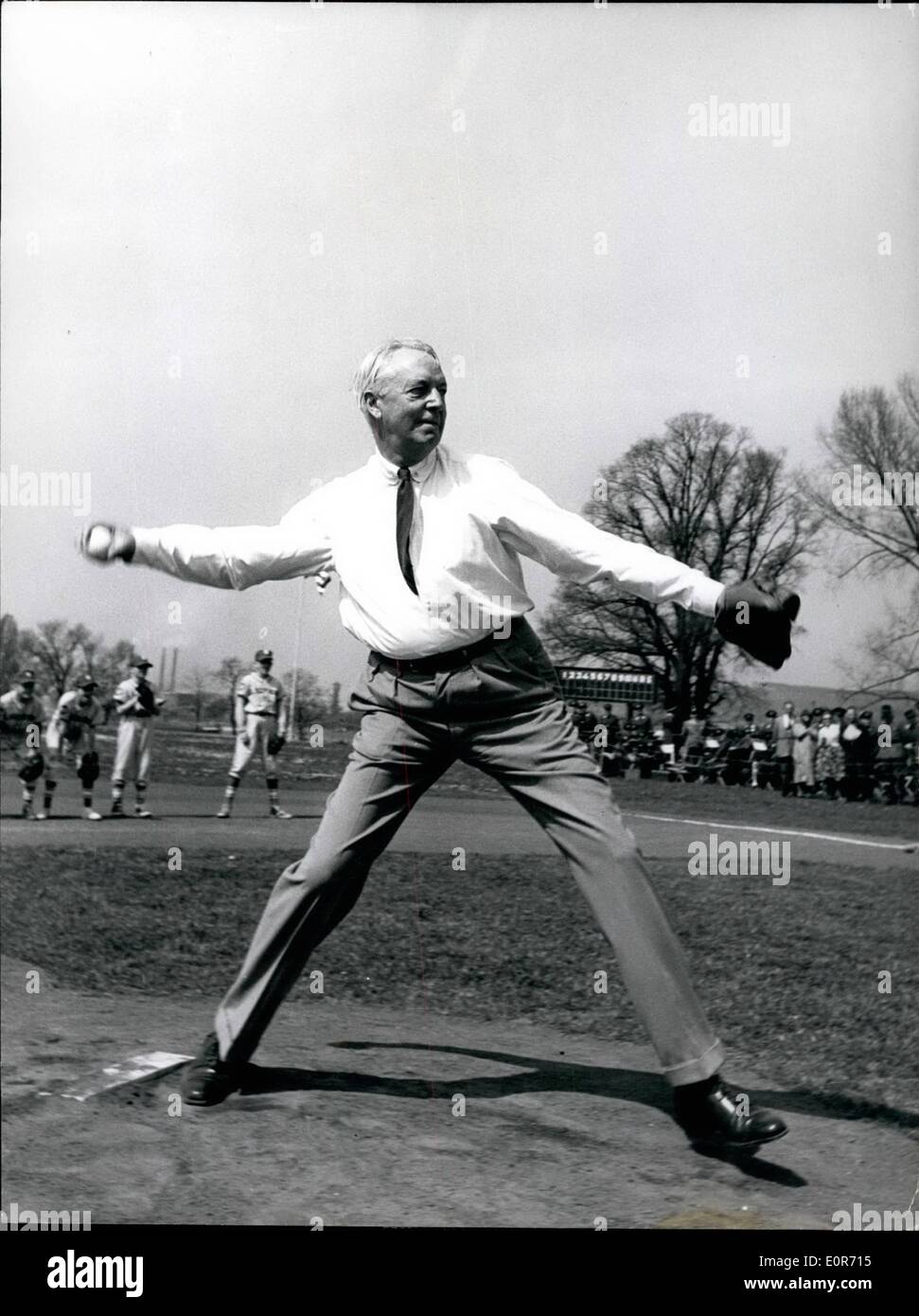 Maggio 05, 1958 - Ambasciatore Bruce usa l'apertura della sfera di base stagione sul play-campo della colonia americana tra Bonn e Bad Godesberg. Le squadre sono miscelati al di fuori della lingua tedesca un American giocatori. immagine: Ambasciatore Bruce, oscillazione del baseball. Foto Stock